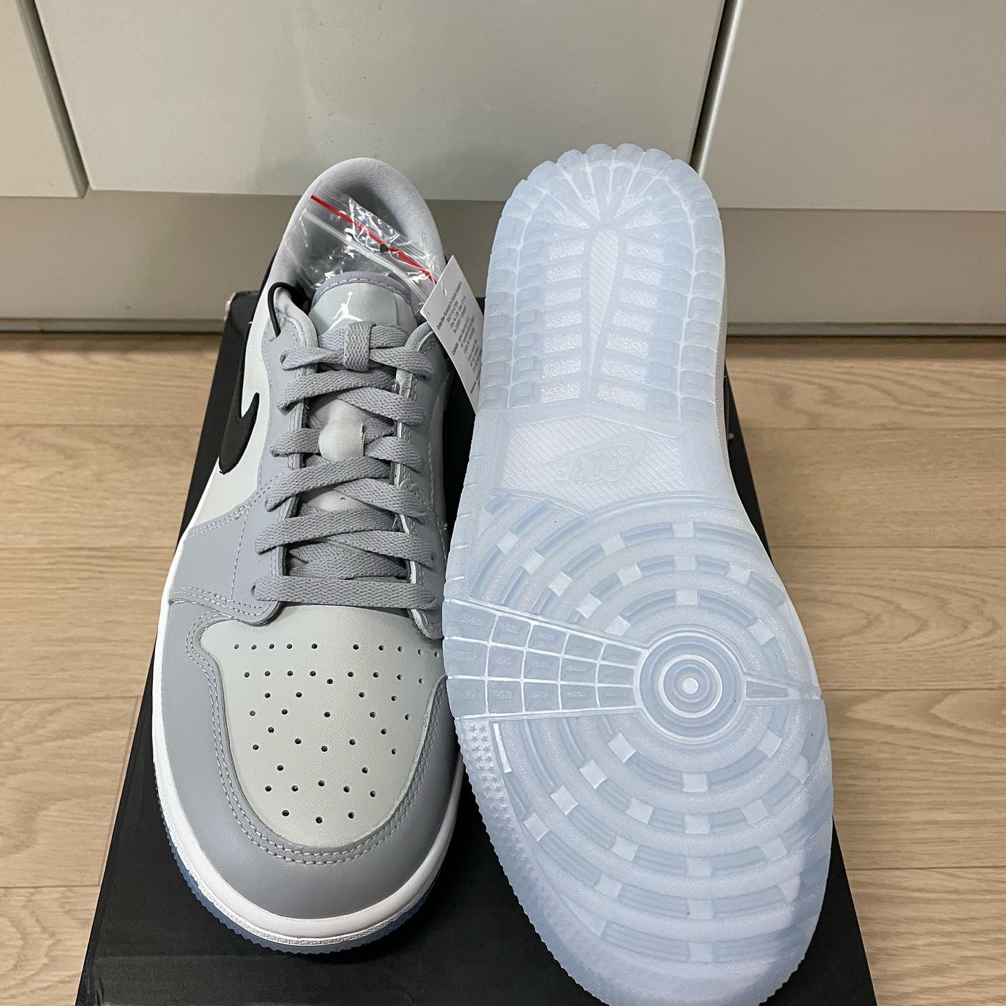 Jordan 1 Low Golf Wolf Grey 착용 스타일 - 3