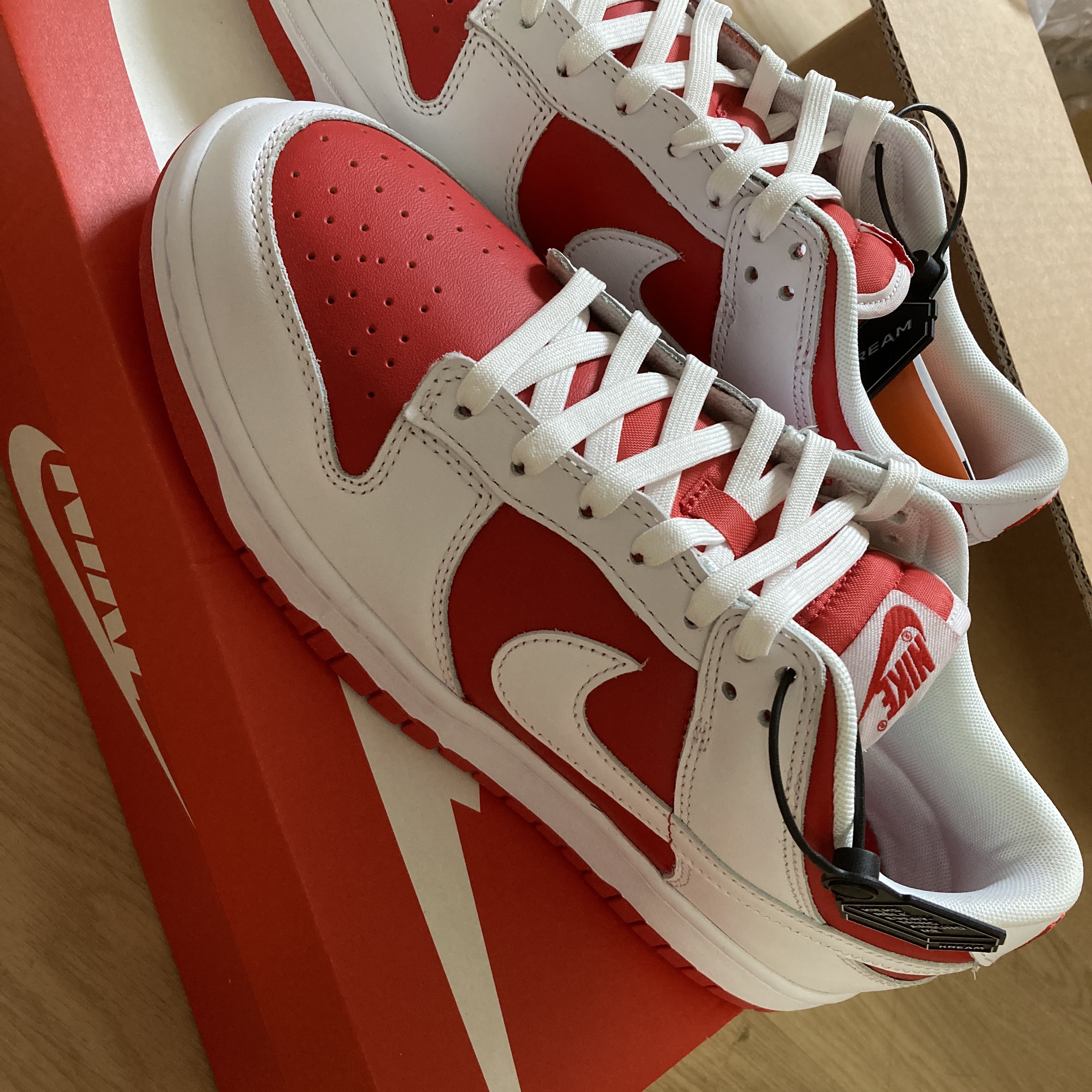 Nike Dunk Low Retro Championship Red 착용 스타일