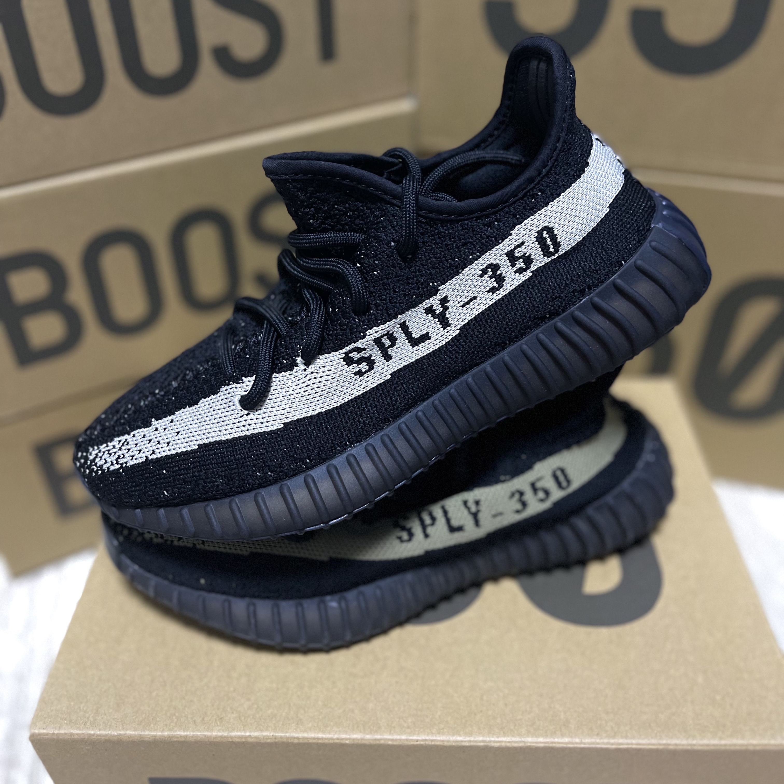 Adidas Yeezy Boost 350 V2 Core Black White 2022, Adidas Yeezy Boost 350 V2 Core Black Green 착용 스타일 - 3