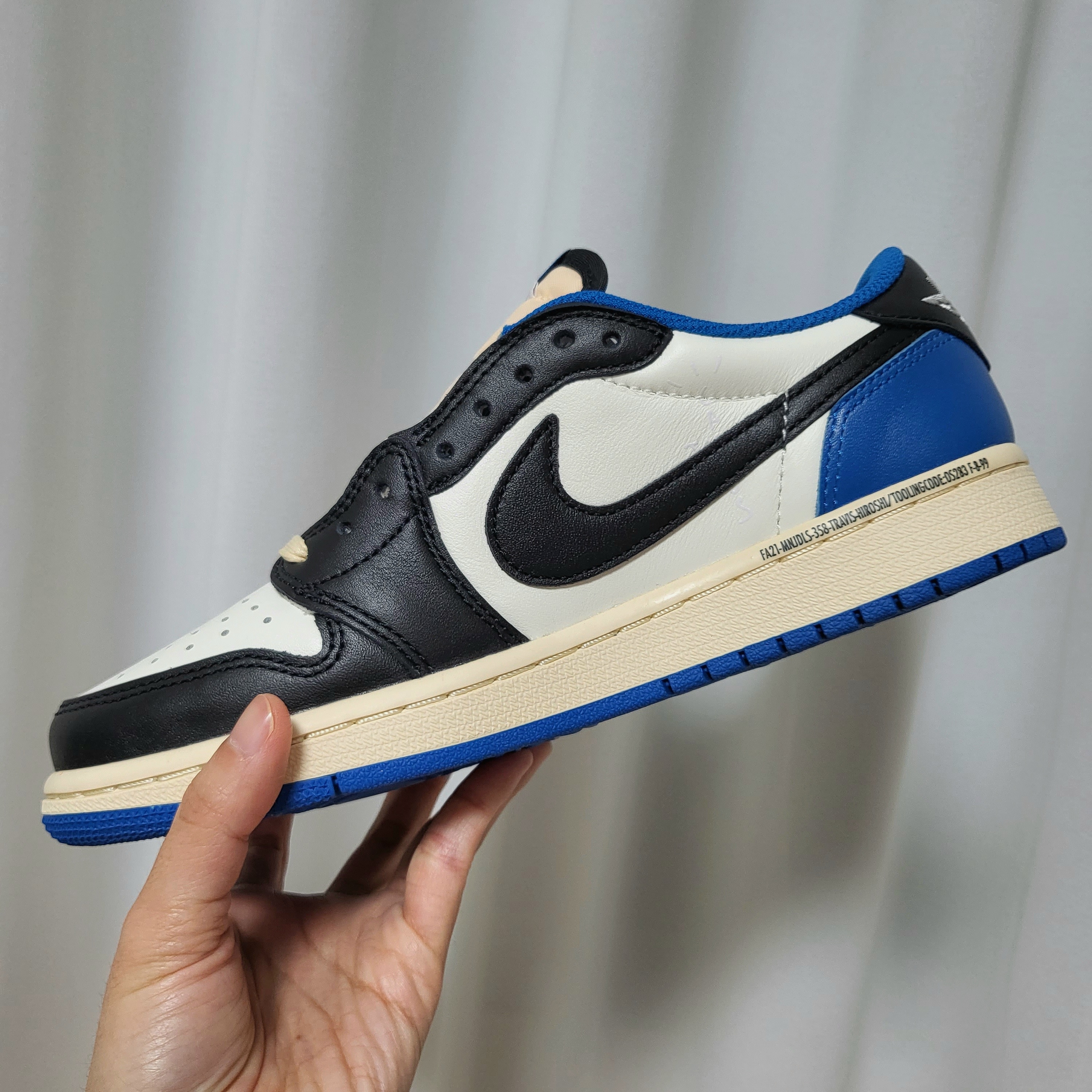 Jordan 1 x Travis Scott x Fragment Retro Low OG SP Military Blue 착용 스타일 - 1