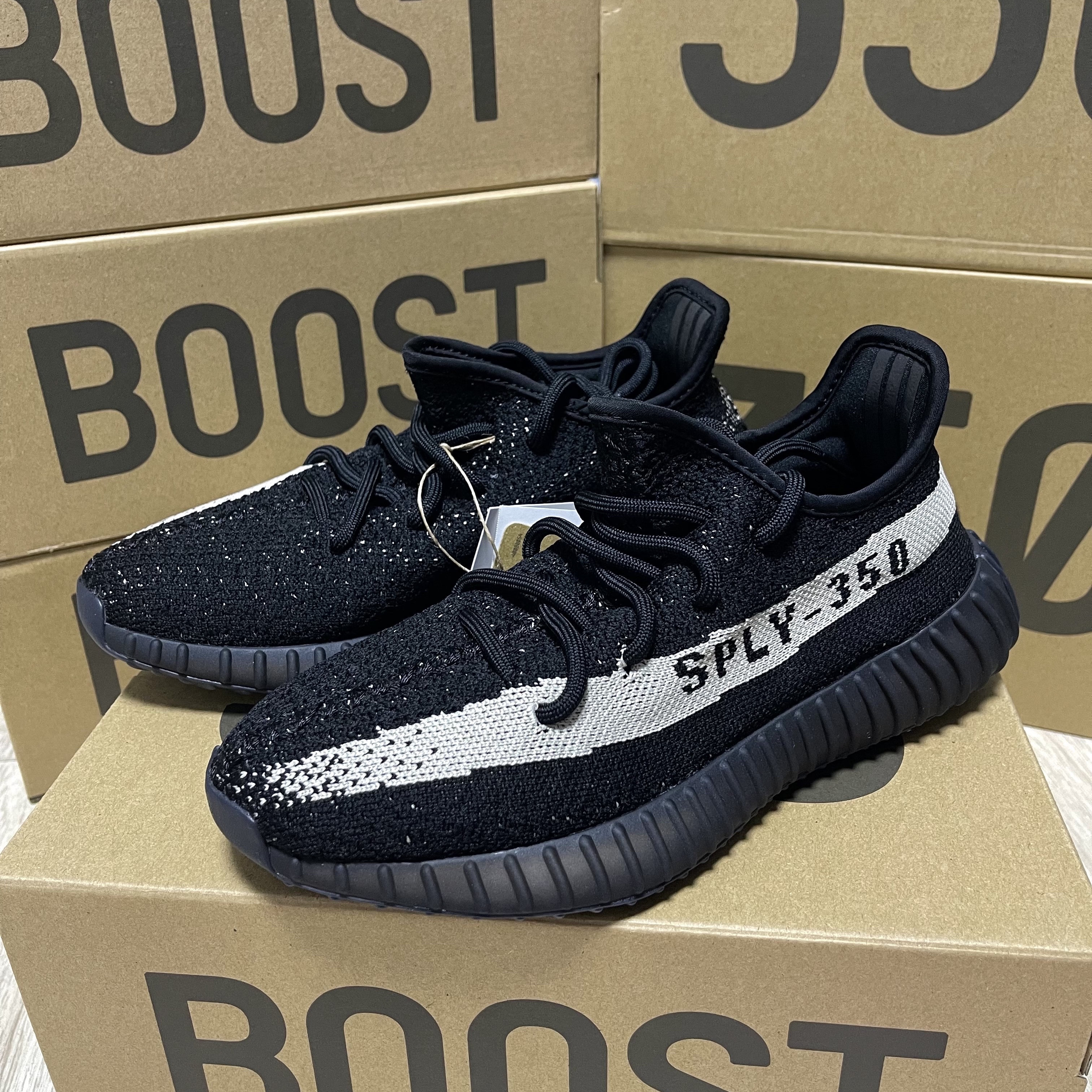 Adidas Yeezy Boost 350 V2 Core Black White 2022, Adidas Yeezy Boost 350 V2 Core Black Green 착용 스타일 - 2