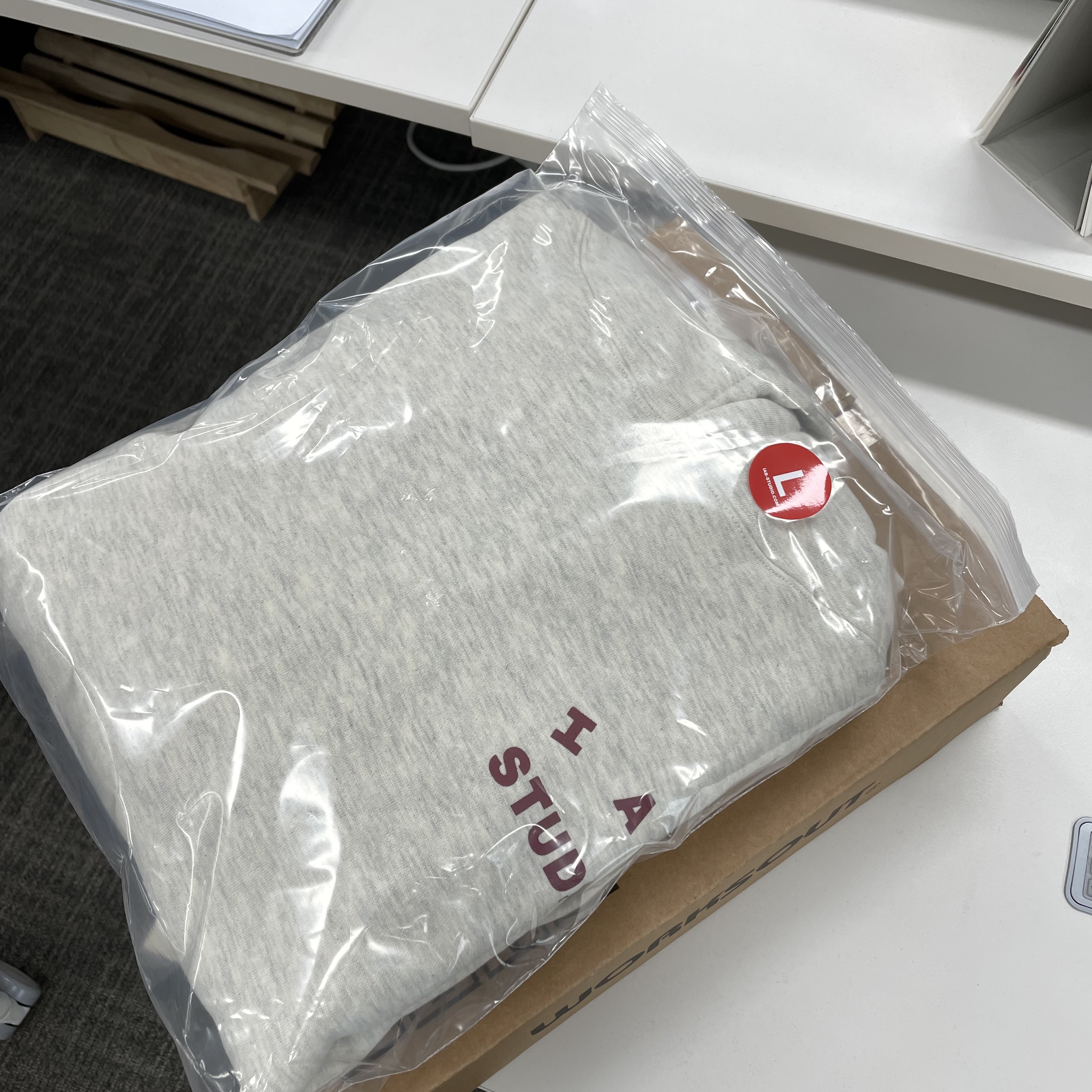 IAB Studio Hoodie Oatmeal Burgundy 착용 스타일 - 1