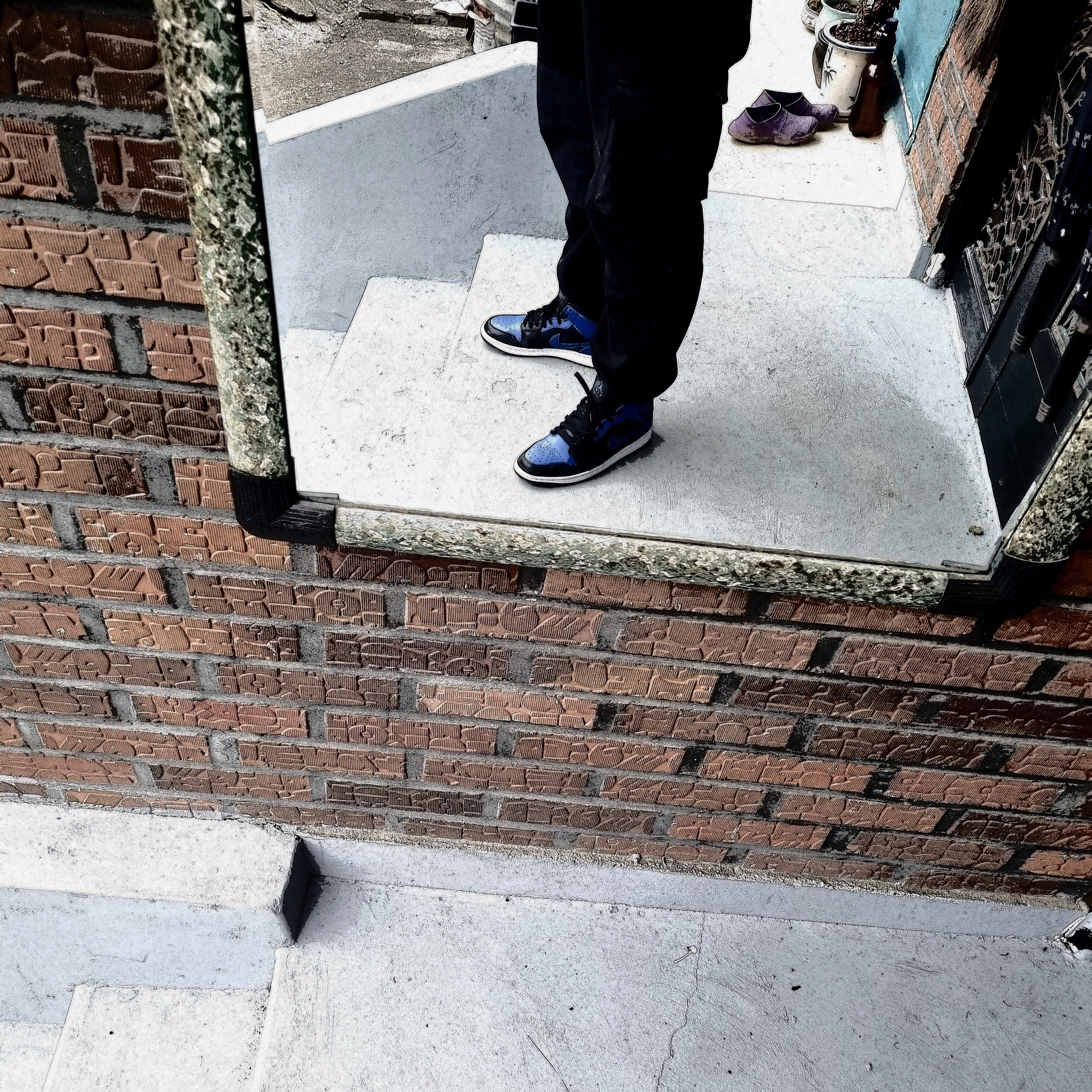 Jordan 1 Mid Black Hyper Royal 착용 스타일