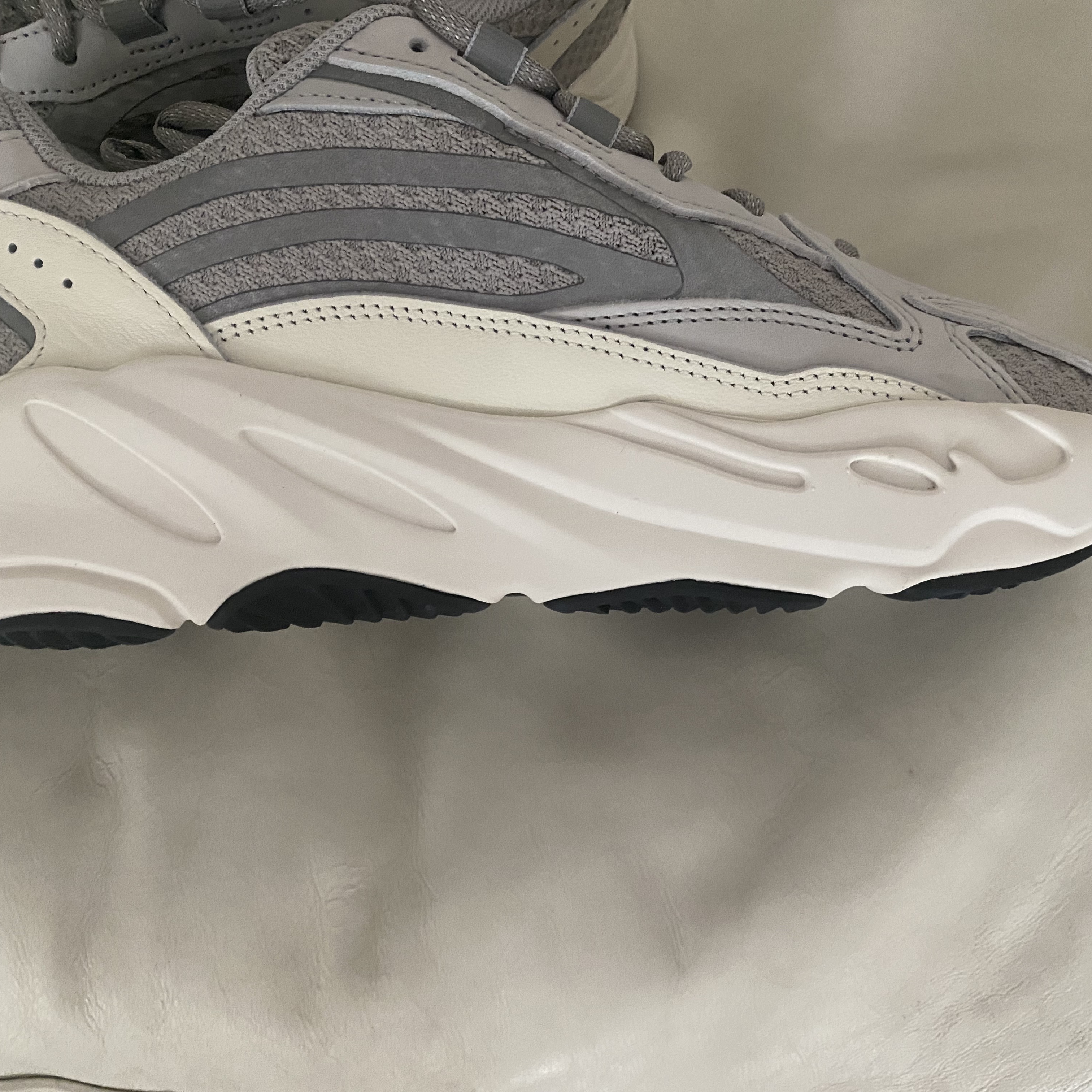 Adidas Yeezy Boost 700 V2 Static 2022 착용 스타일 - 1