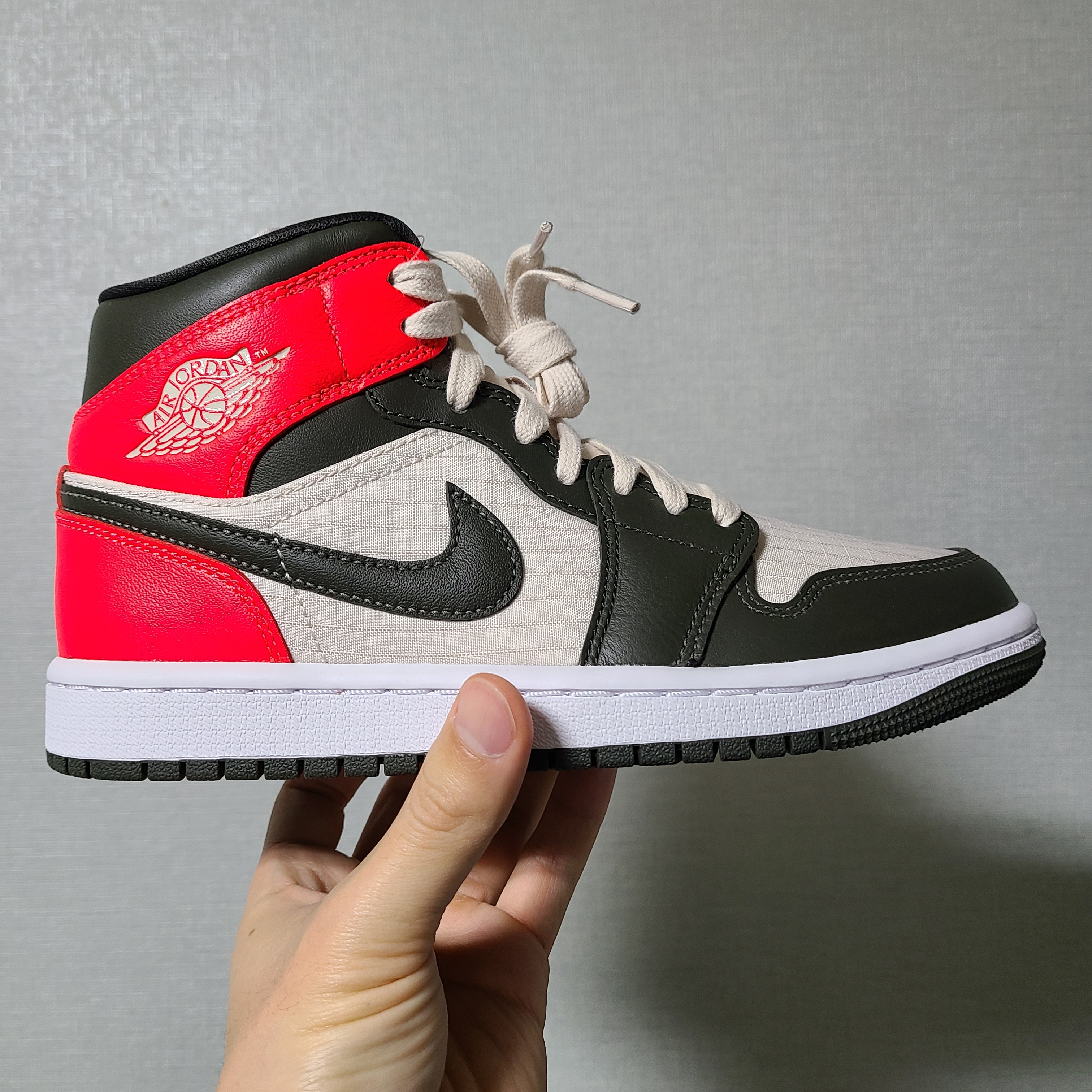 (W) Jordan 1 Mid SE Newsprint 착용 스타일 - 2