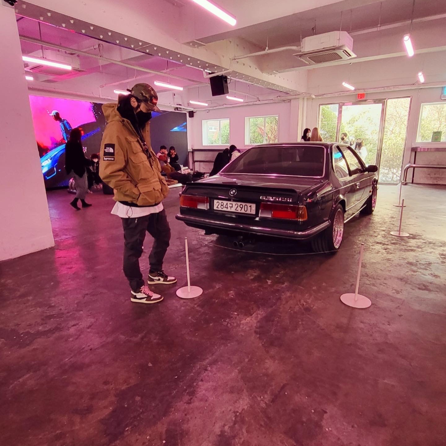Supreme x The North Face Cargo Jacket Gold - 20SS, Jordan 1 x Travis Scott Retro High OG SP Mocha 착용 스타일 - 1
