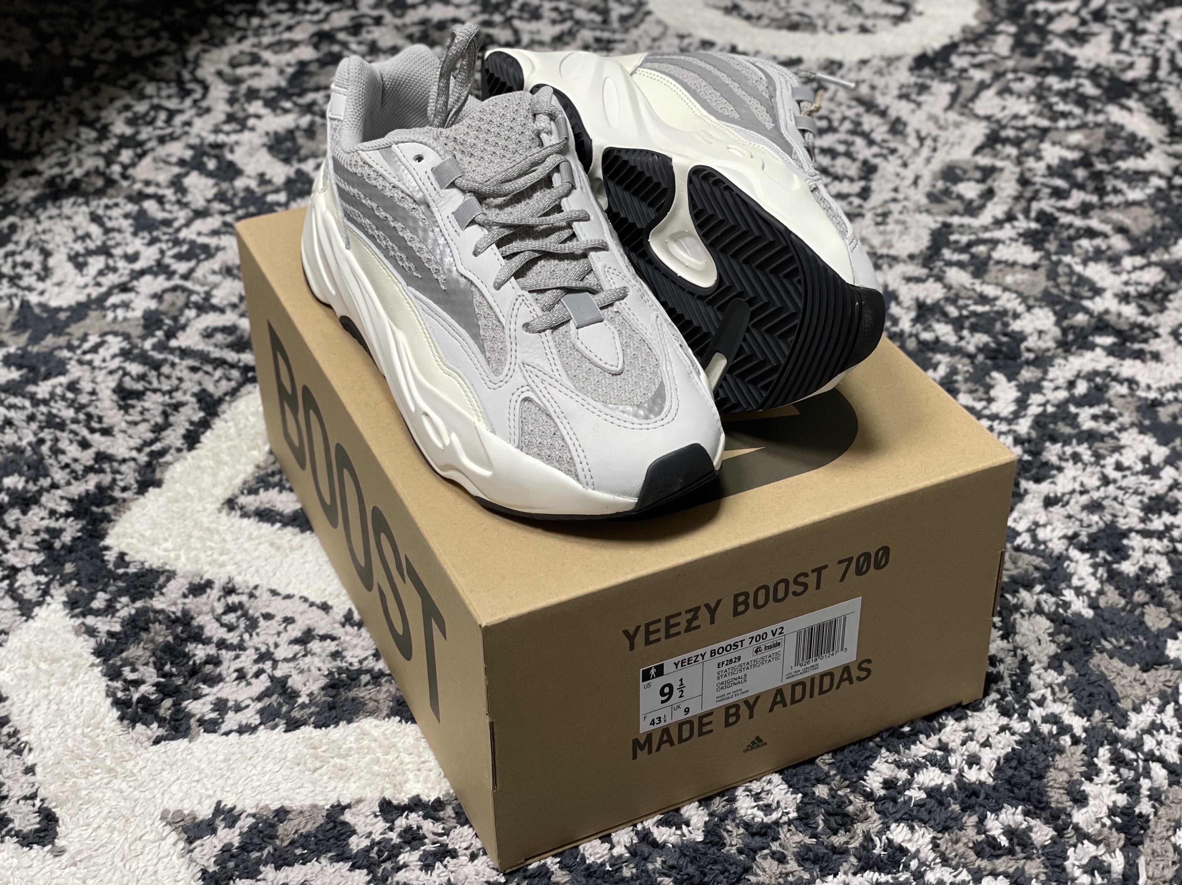 Adidas Yeezy Boost 700 V2 Static 2022 착용 스타일