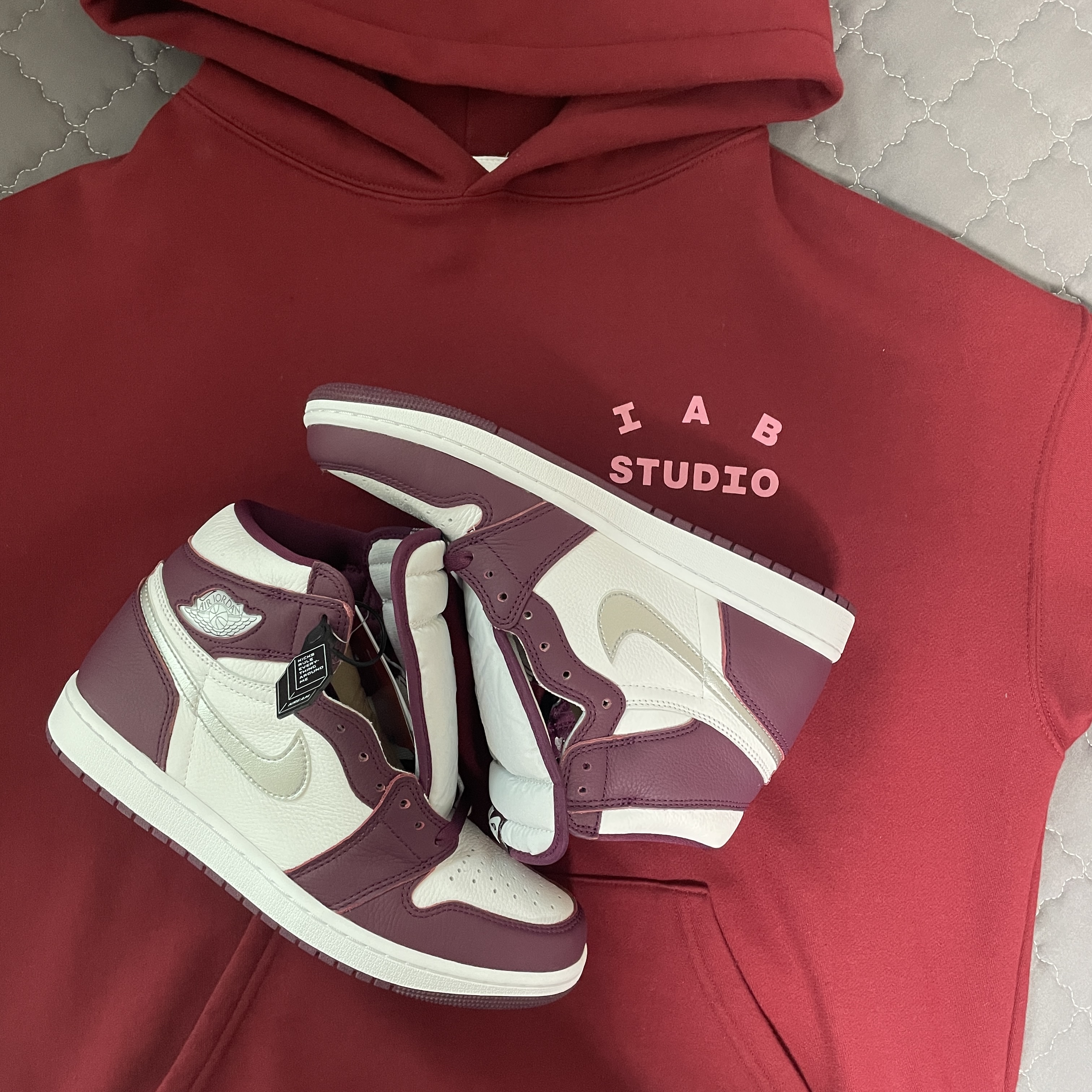 IAB Studio Hoodie Raspberry, Jordan 1 Retro High OG Bordeaux 착용 스타일