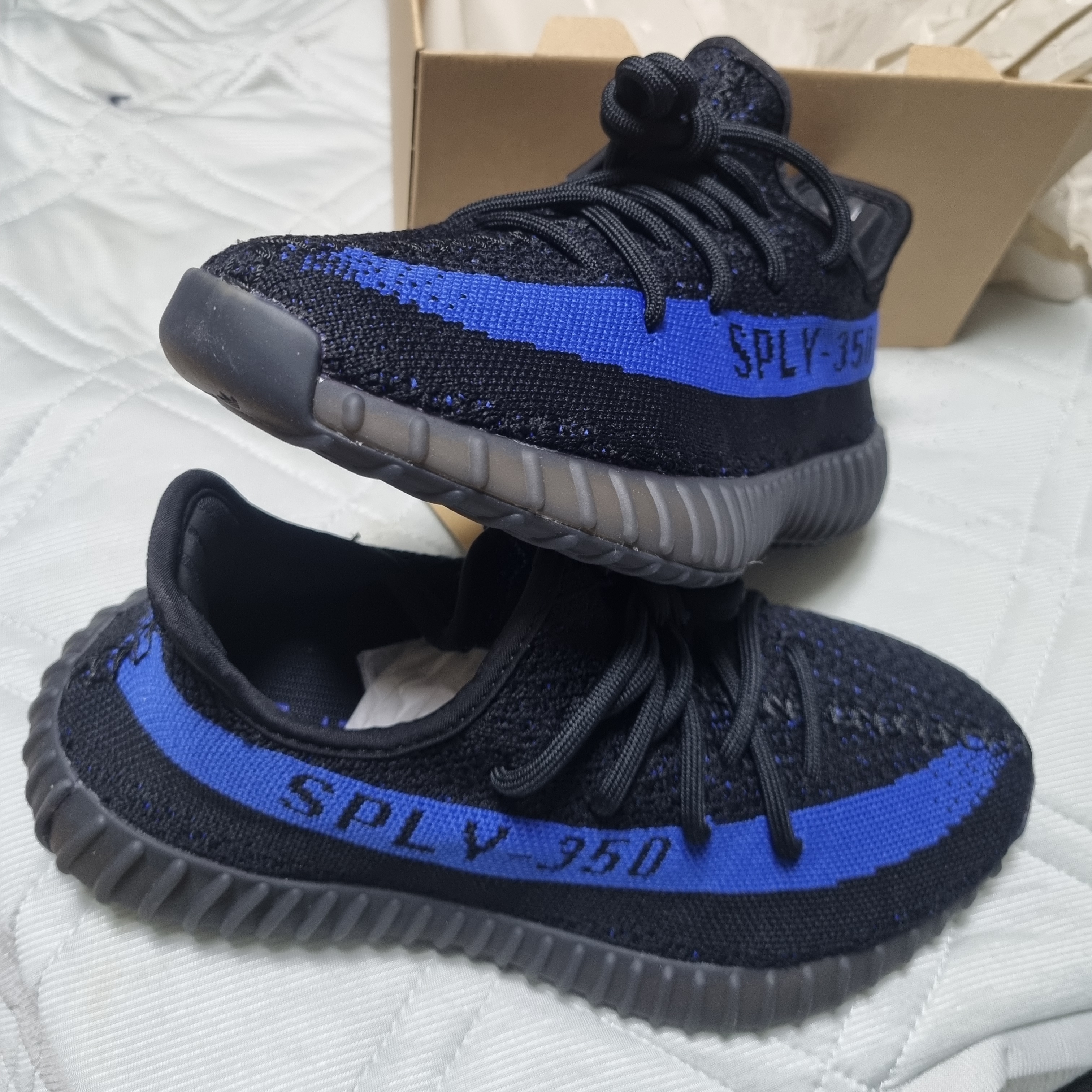 Adidas Yeezy Boost 350 V2 Dazzling Blue 착용 스타일