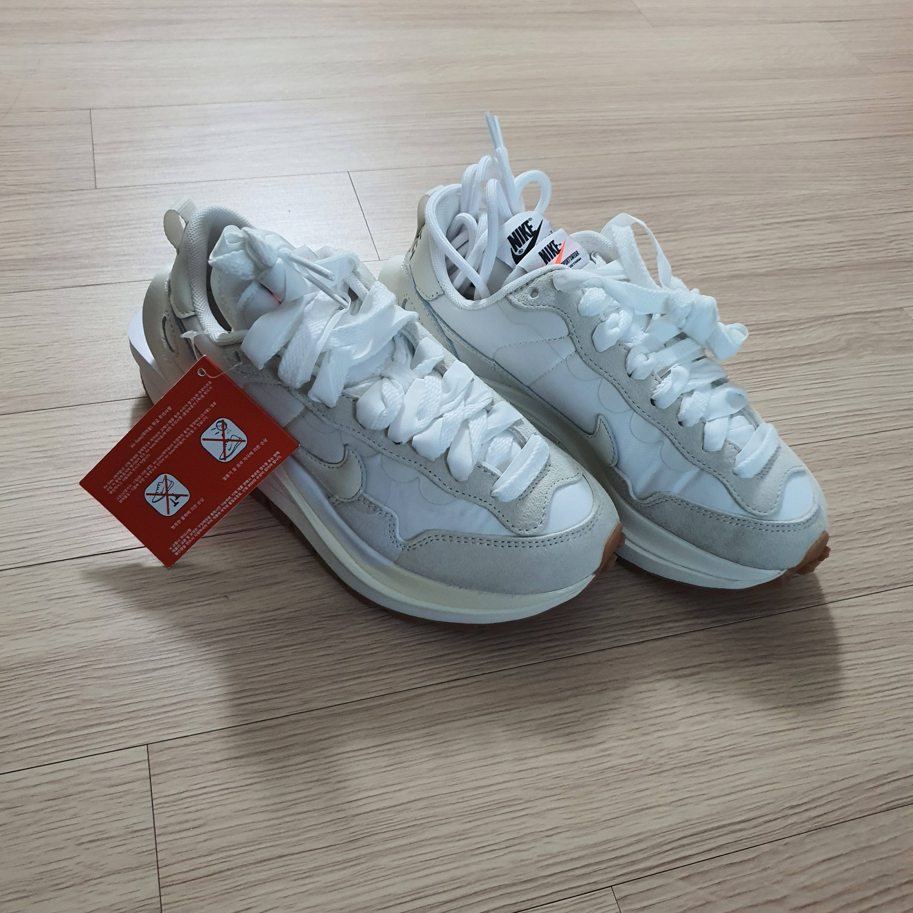 Nike x Sacai VaporWaffle White and Gum 착용 스타일 - 4