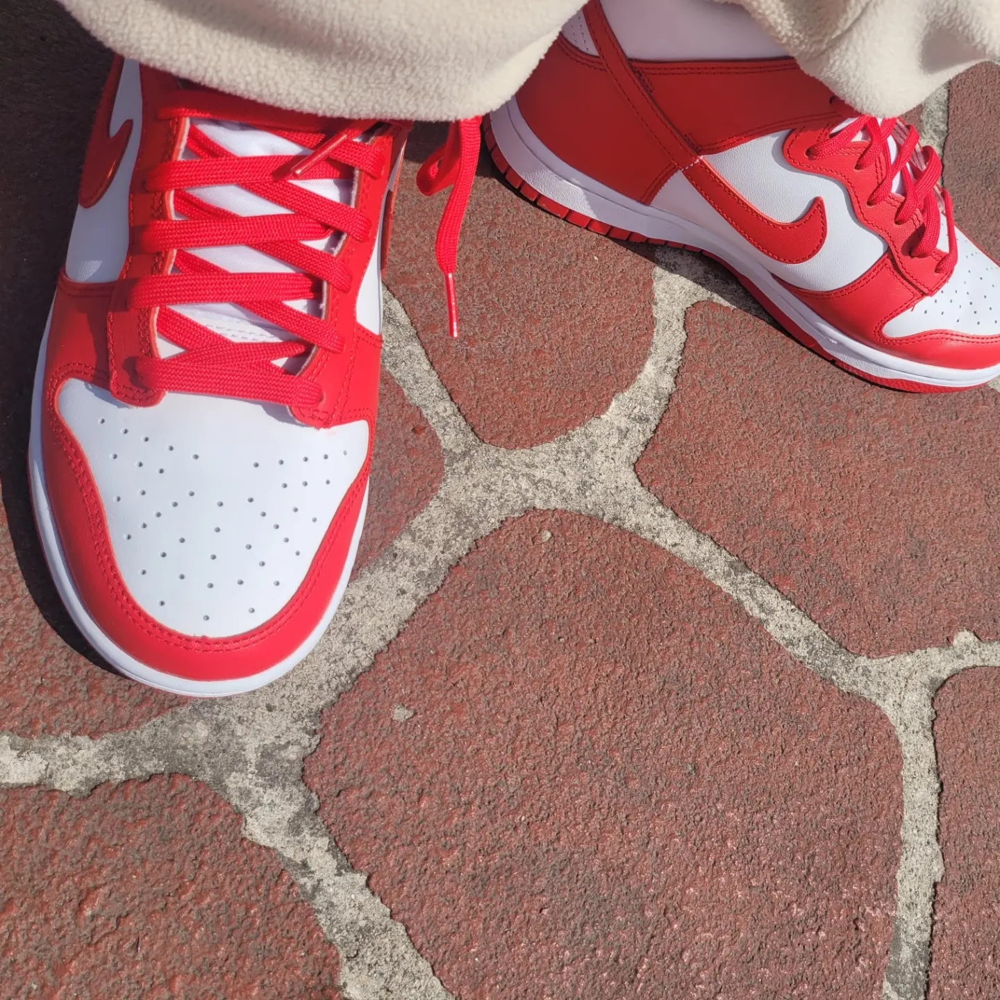 Nike Dunk High Retro Championship White and Red, IAB Studio Hoodie Raspberry 착용 스타일 - 1