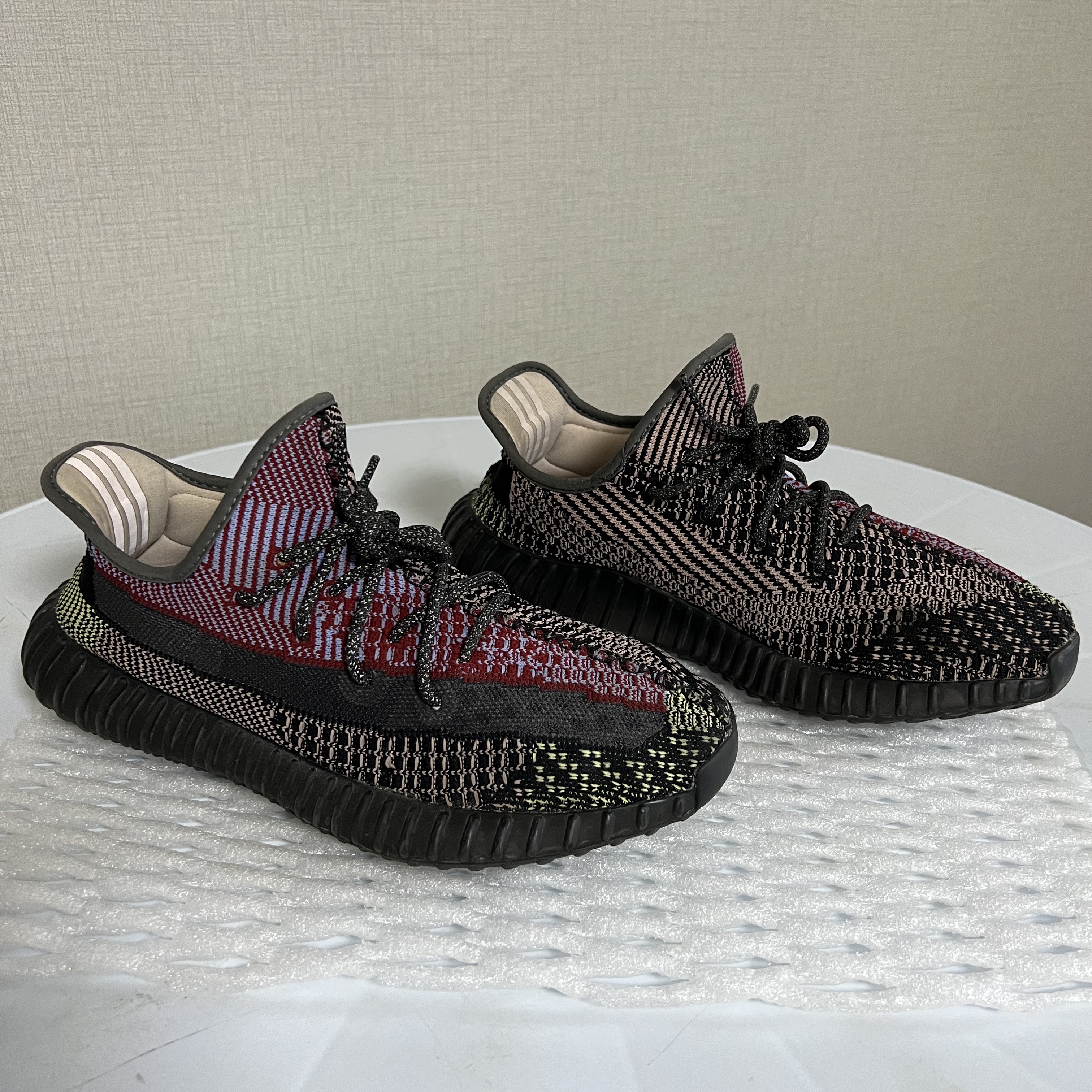 Adidas Yeezy Boost 350 V2 Yecheil - Non-Reflective 착용 스타일 - 2