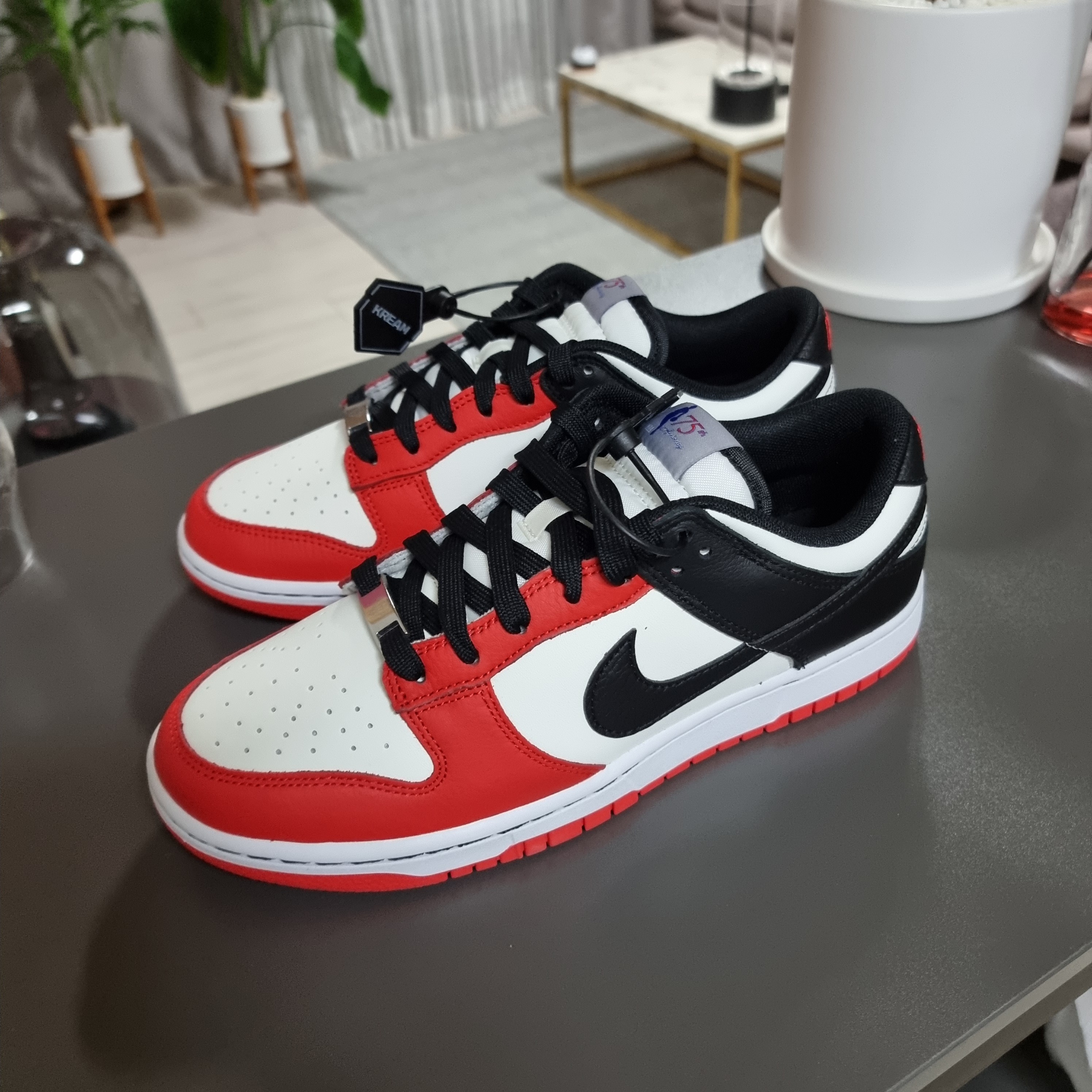Nike x NBA Dunk Low Retro EMB Black and Chile Red 착용 스타일 - 1
