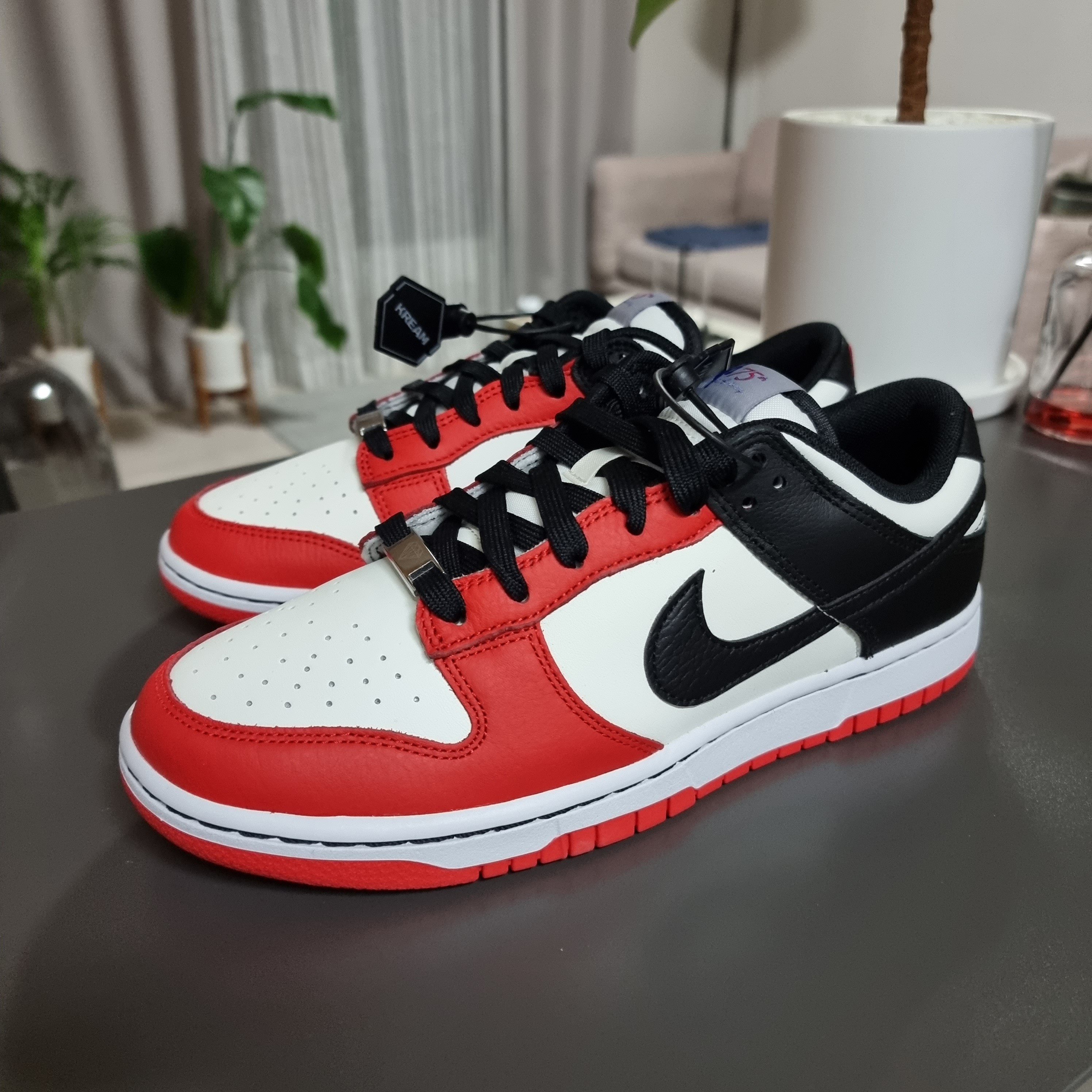 Nike x NBA Dunk Low Retro EMB Black and Chile Red 착용 스타일 - 3