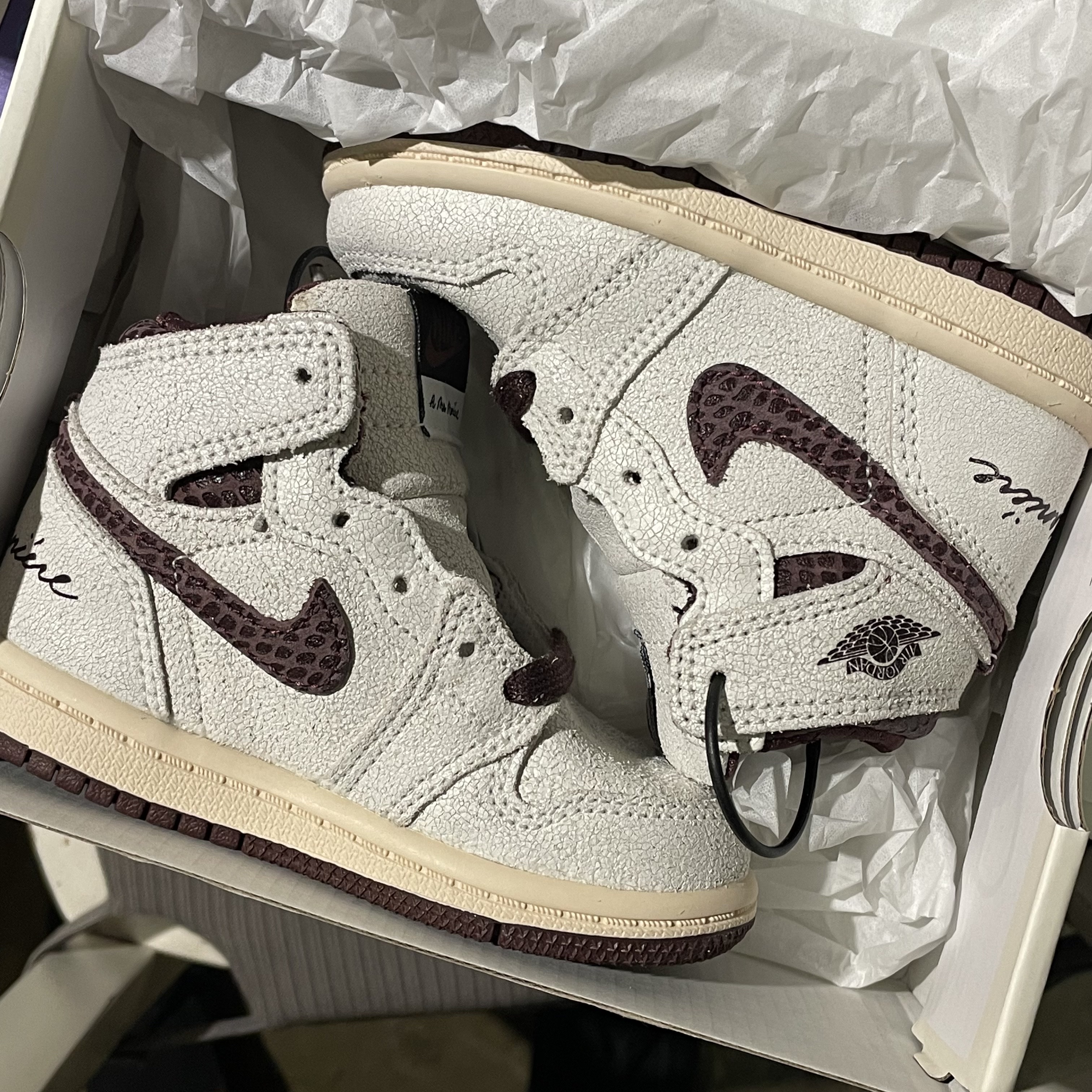 (TD) Jordan 1 x A Ma Maniere Retro High OG SP Burgundy and Sail 착용 스타일 - 1