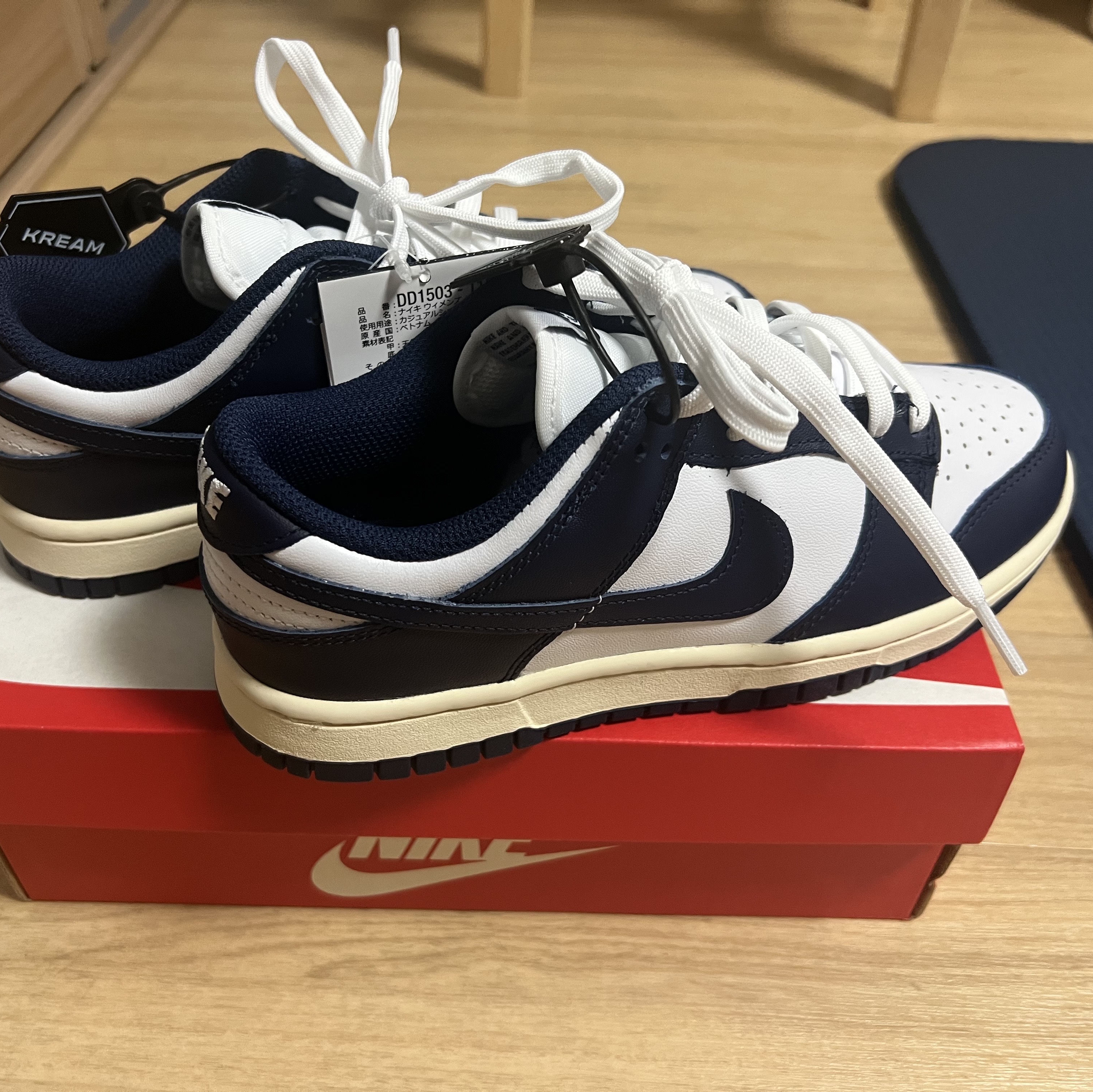 (W) Nike Dunk Low Vintage Midnight Navy 착용 스타일 - 1