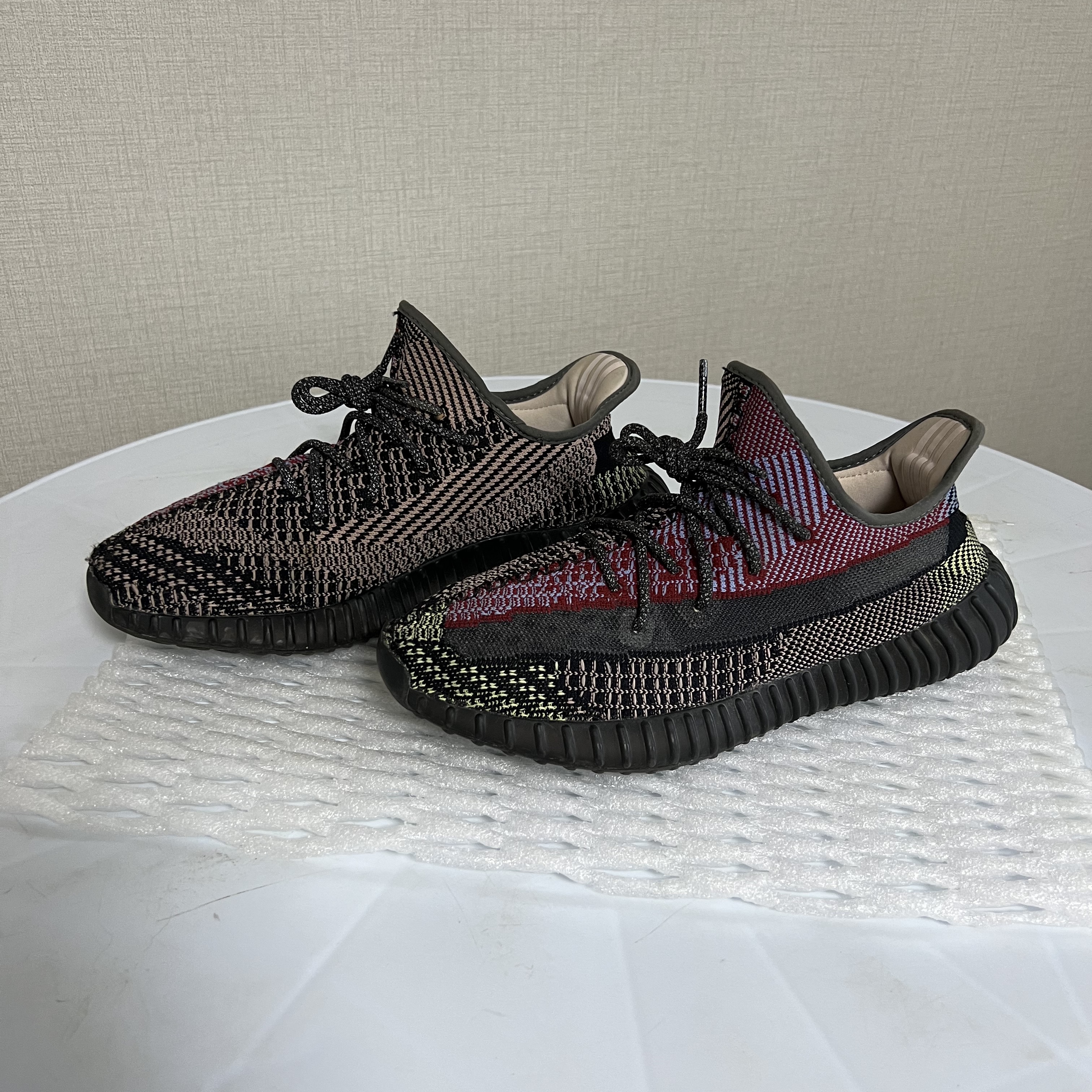 Adidas Yeezy Boost 350 V2 Yecheil - Non-Reflective 착용 스타일 - 3