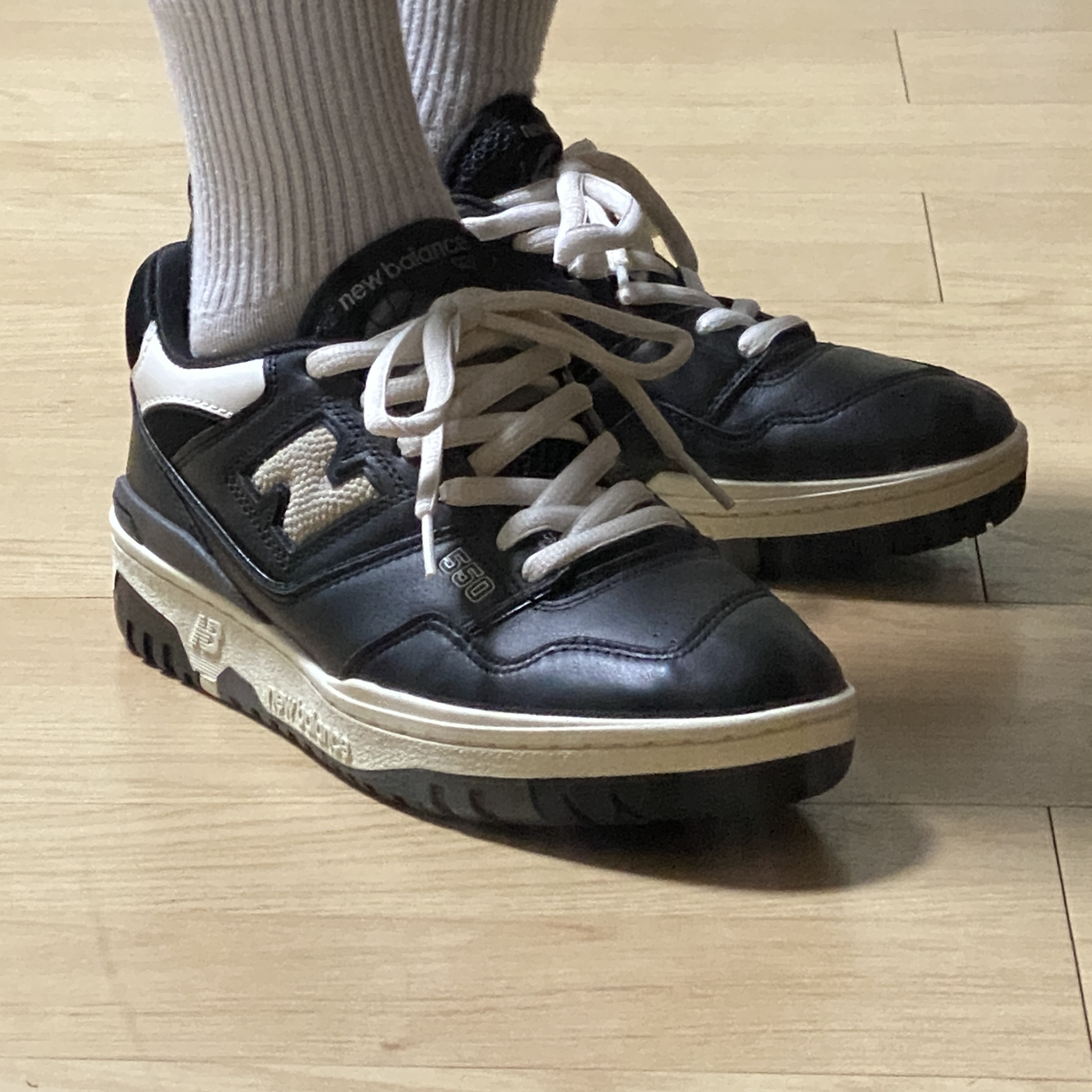 New Balance 550 Black Grey - 2E Wide 착용 스타일 - 1