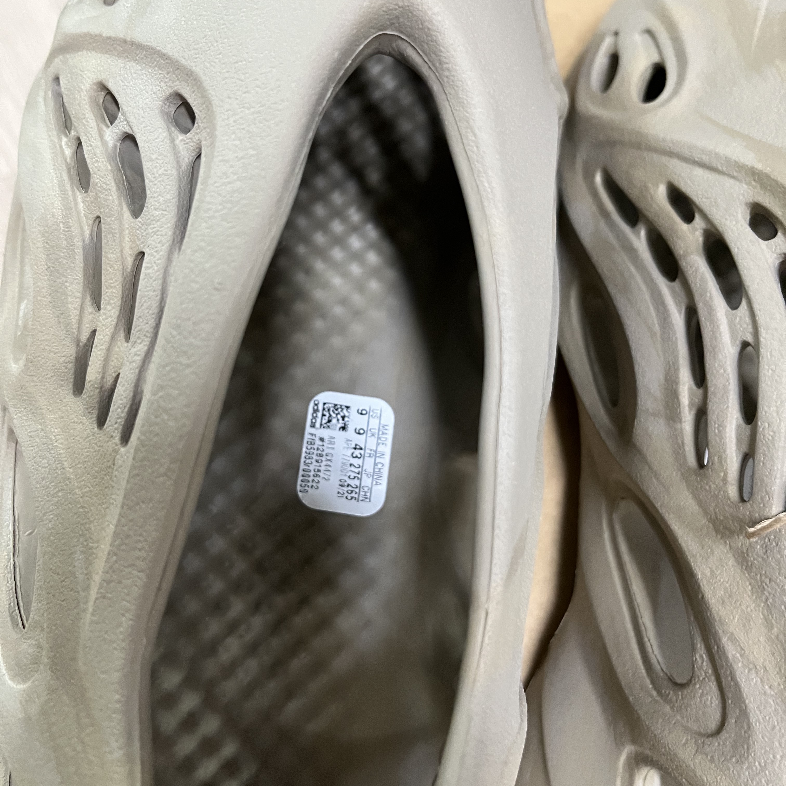 Adidas Yeezy Foam RNNR Stone Sage 착용 스타일 - 4
