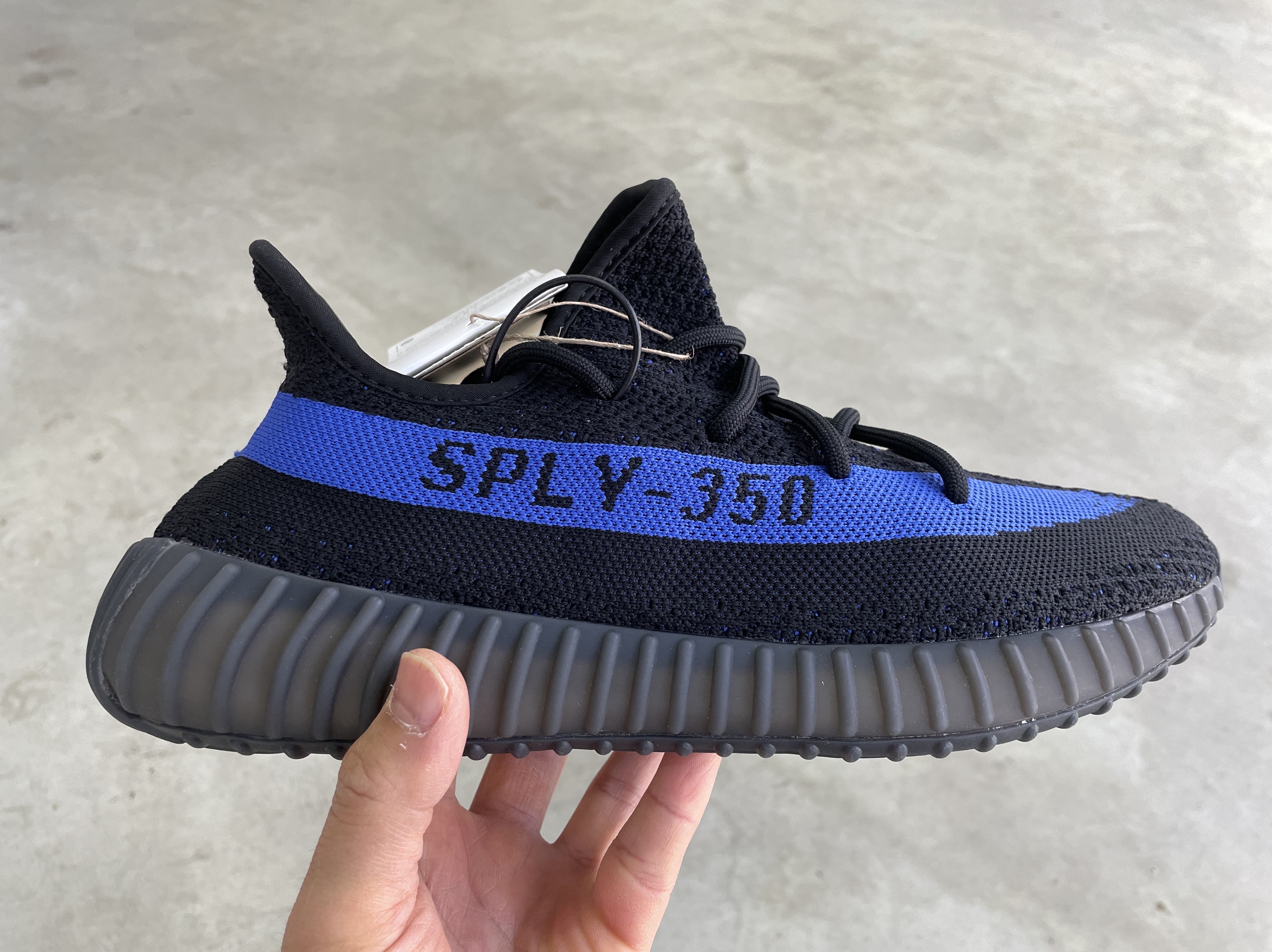 Adidas Yeezy Boost 350 V2 Dazzling Blue 착용 스타일