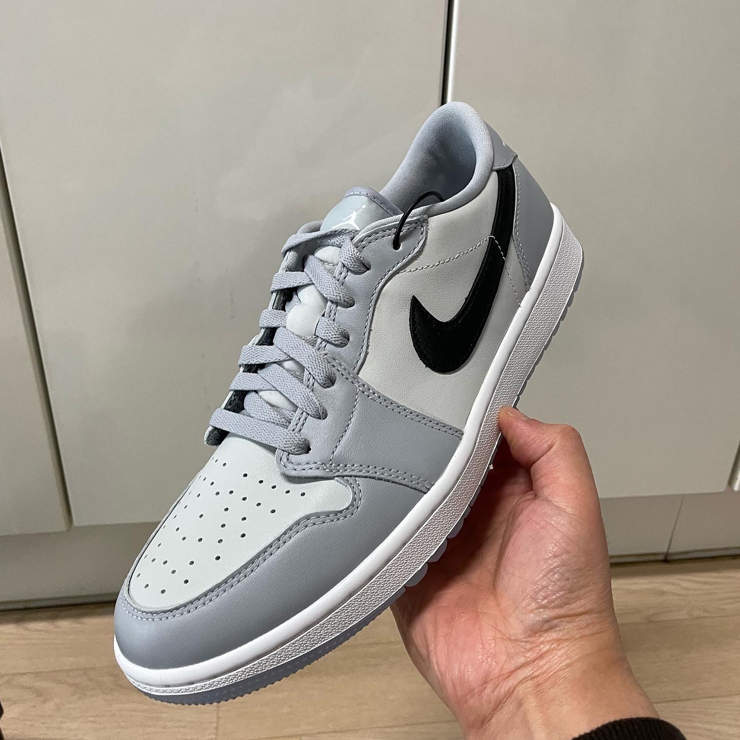 Jordan 1 Low Golf Wolf Grey 착용 스타일 - 2