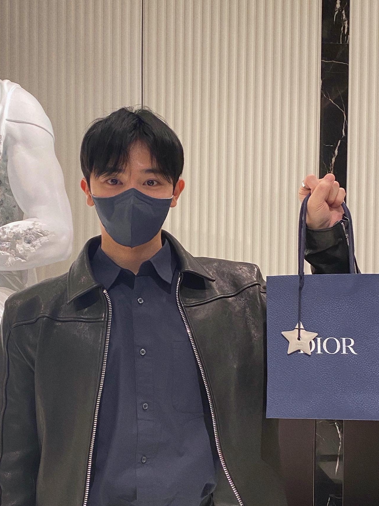 Dior Bi-Fold Card Holder Beige & Black Dior Oblique Jacquard, Jordan 1 Retro High OG Black Mocha 착용 스타일