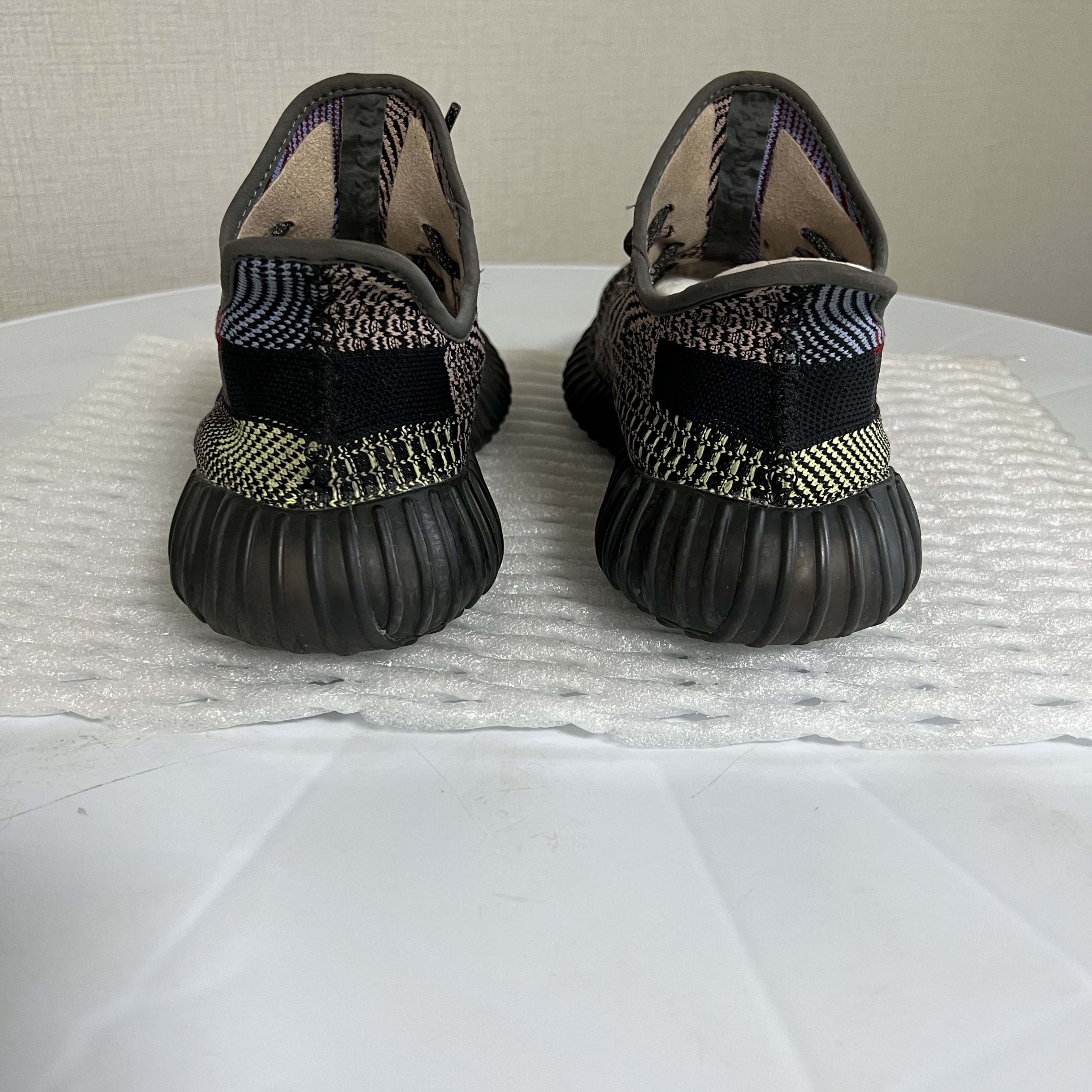 Adidas Yeezy Boost 350 V2 Yecheil - Non-Reflective 착용 스타일 - 4