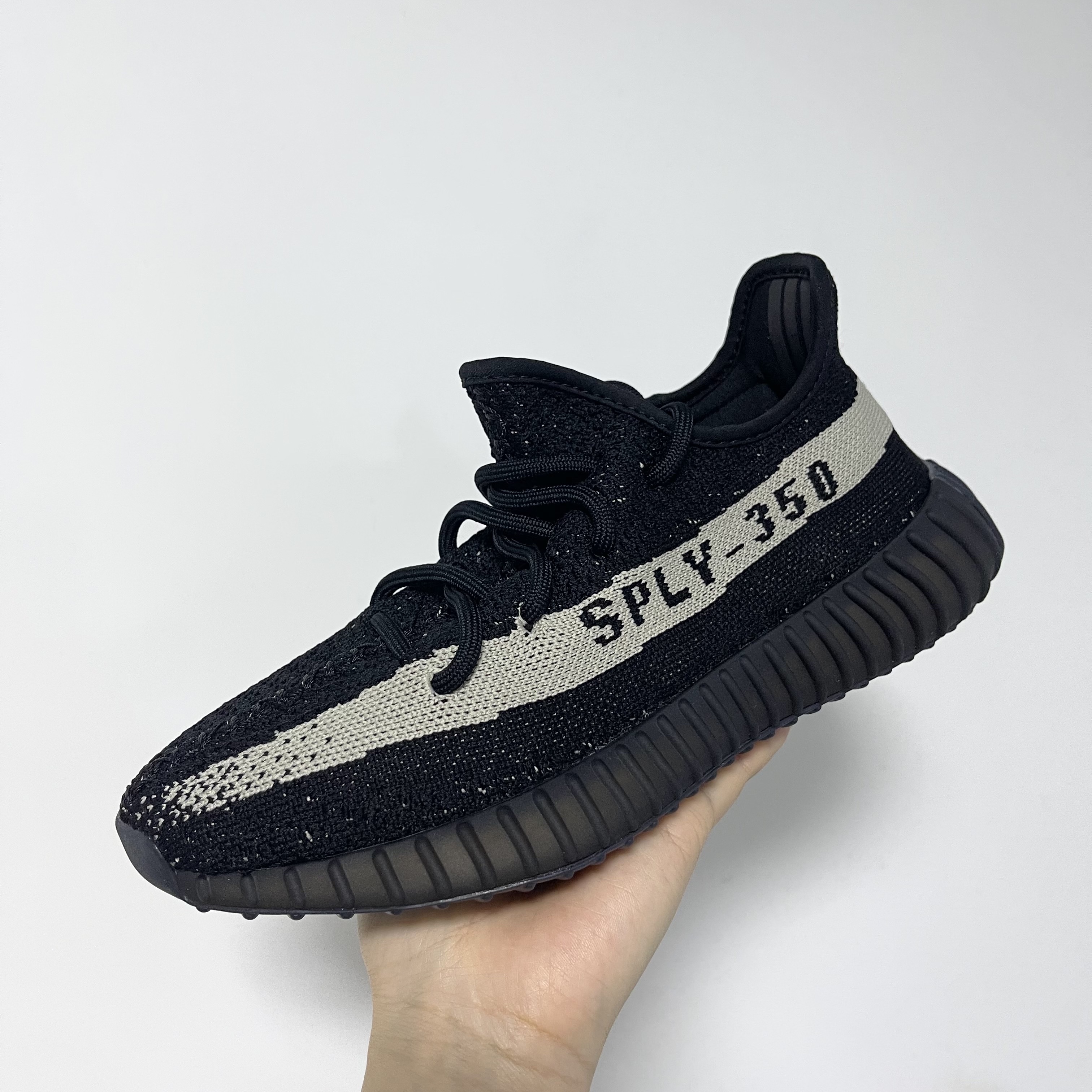 Adidas Yeezy Boost 350 V2 Core Black White 2022, Adidas Yeezy Boost 350 V2 Core Black Green 착용 스타일 - 1