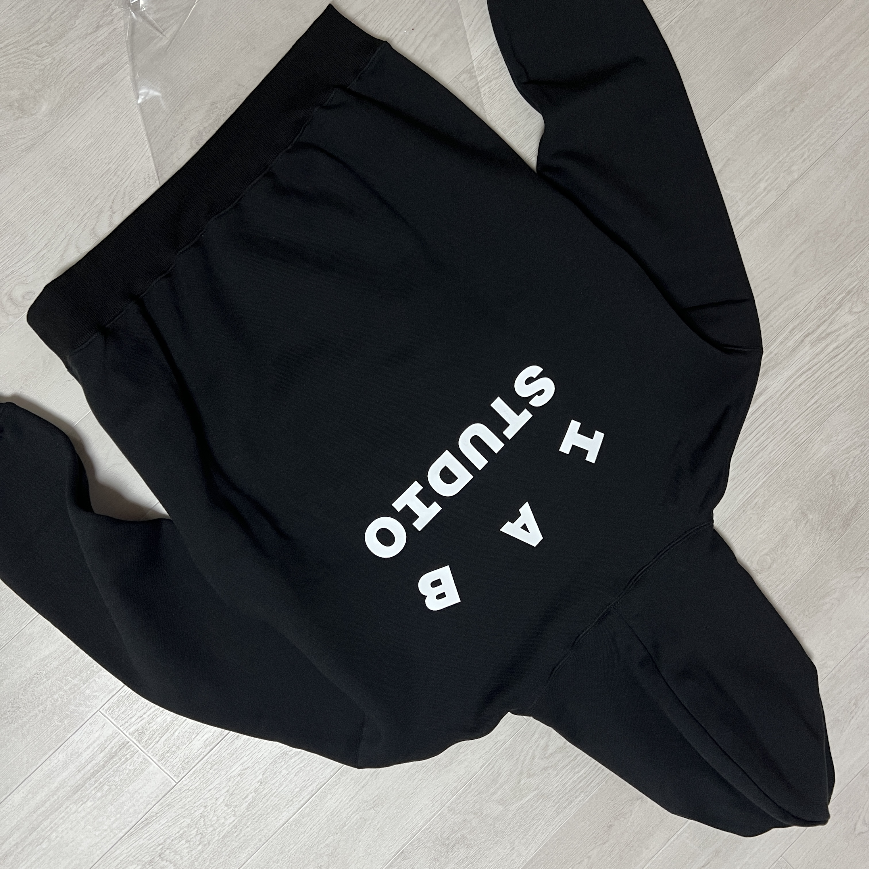 IAB Studio Hoodie Black White 착용 스타일