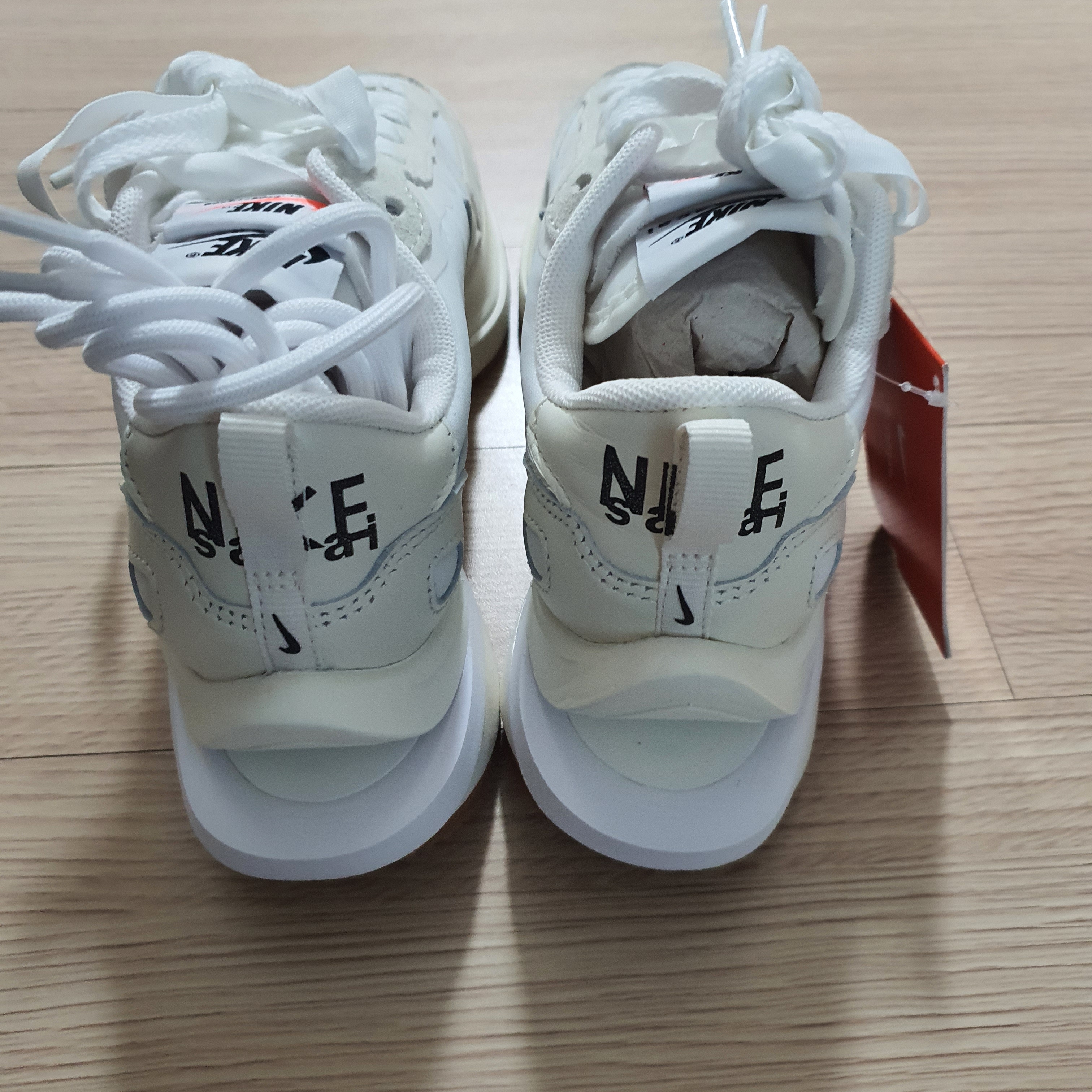 Nike x Sacai VaporWaffle White and Gum 착용 스타일 - 3