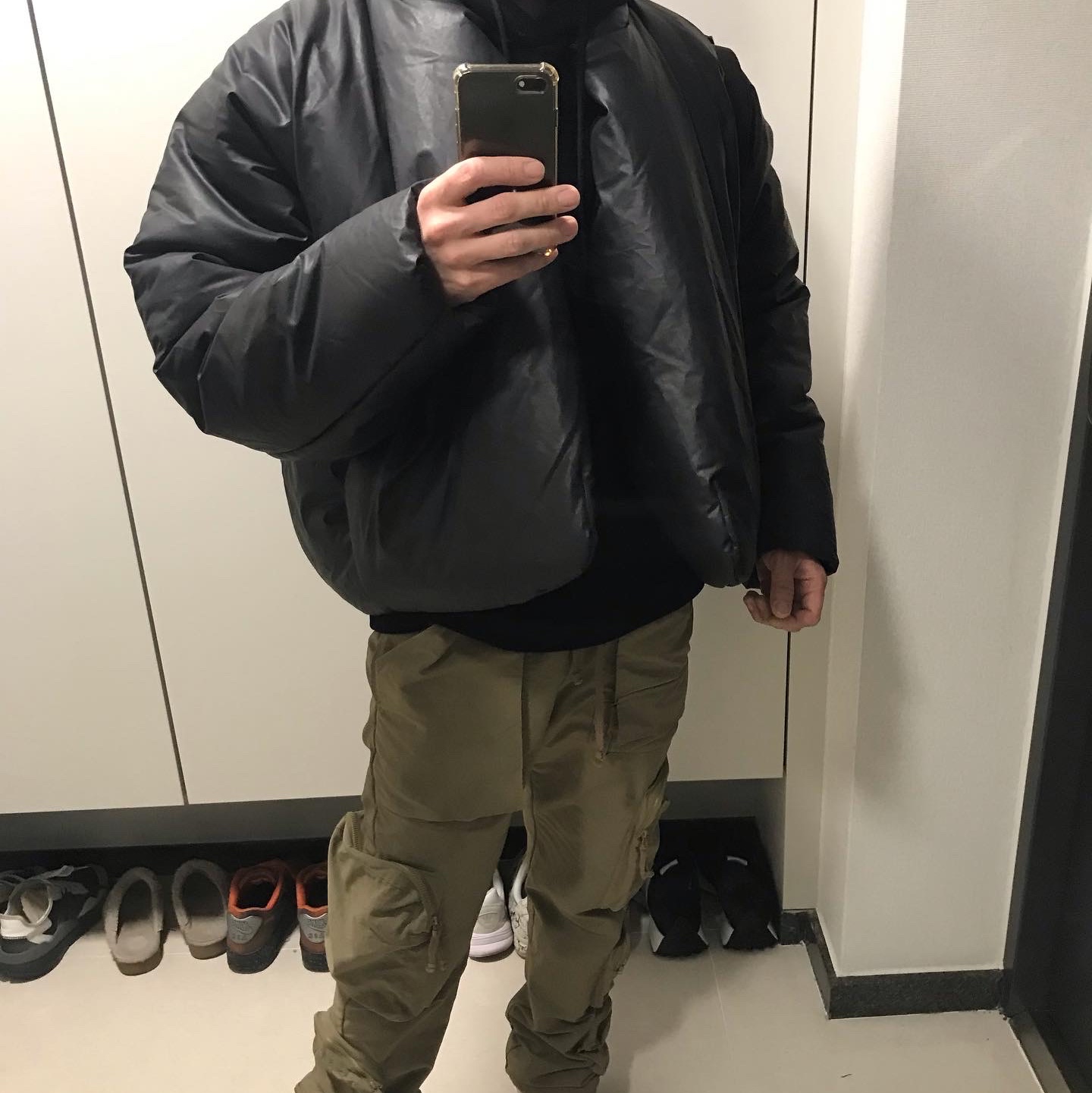 Yeezy Gap Round Jacket Black 착용 스타일