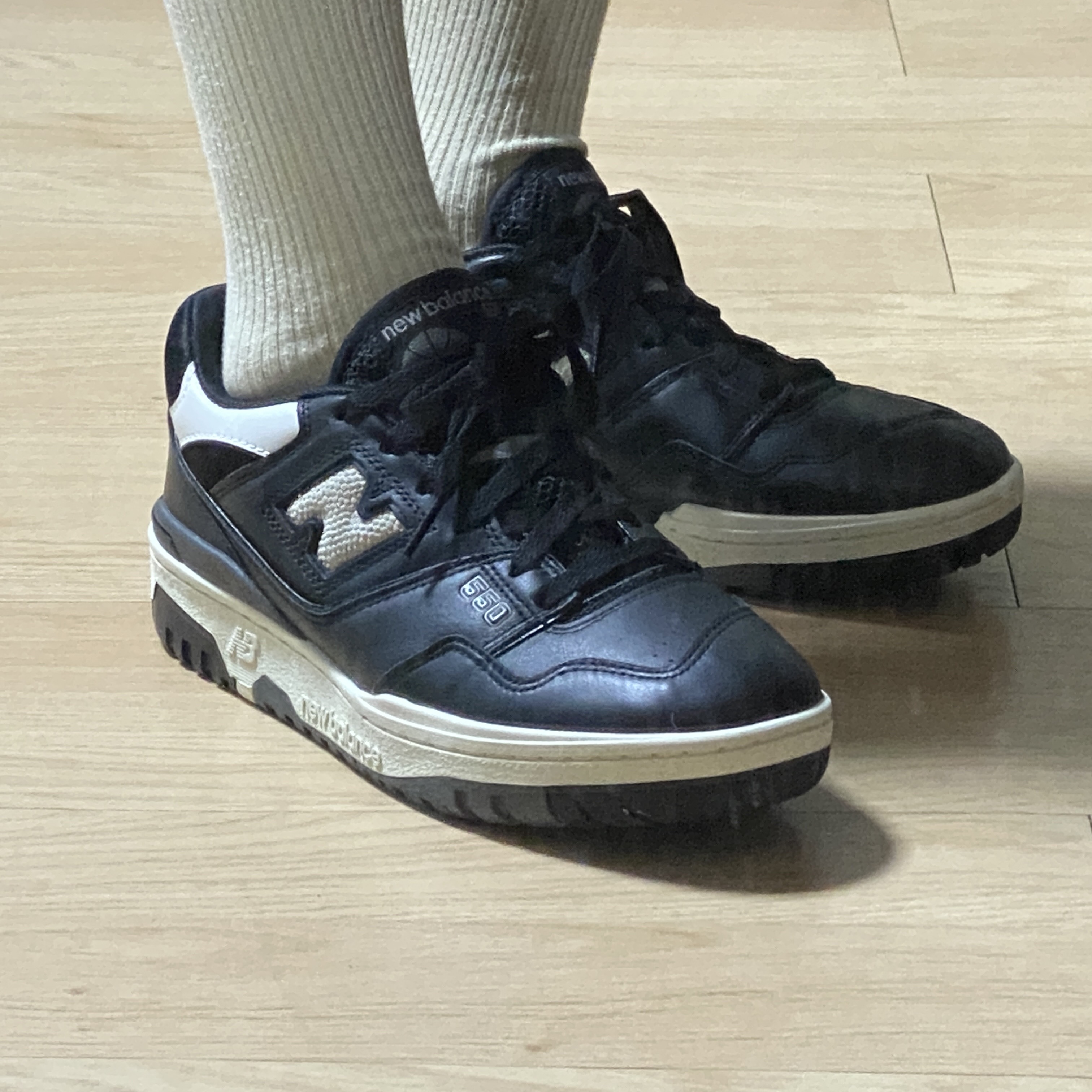 New Balance 550 Black Grey - 2E Wide 착용 스타일 - 2