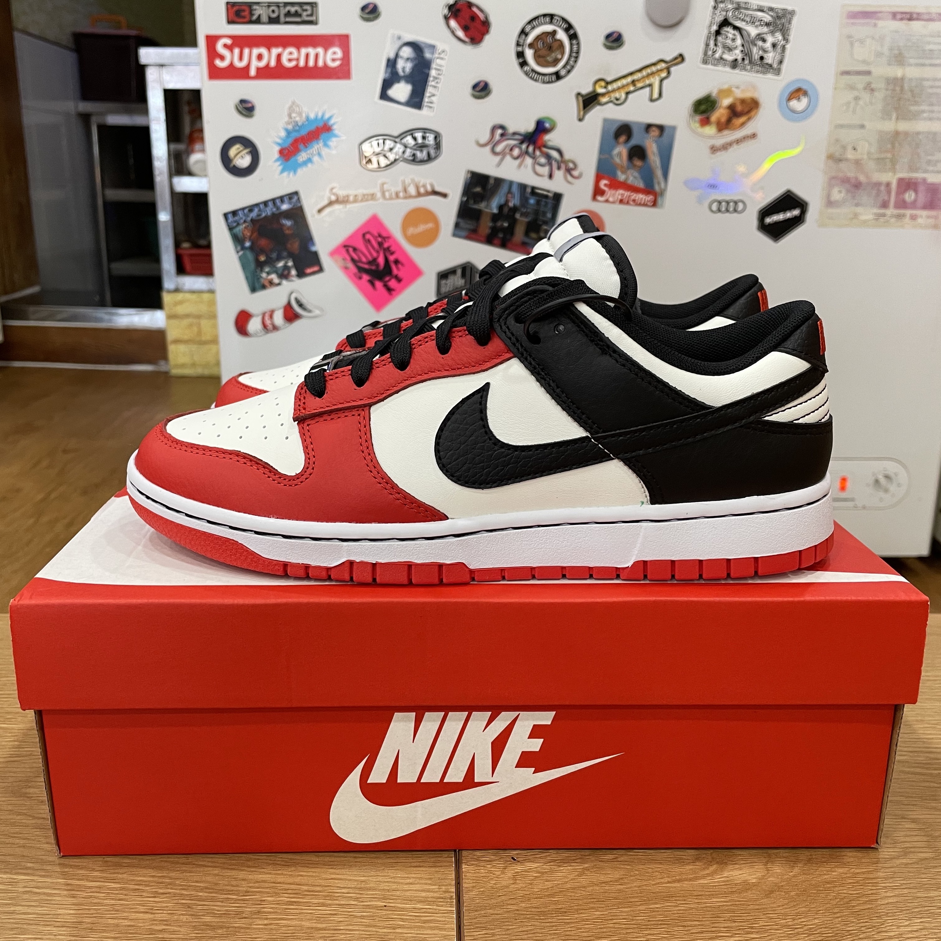 Nike x NBA Dunk Low Retro EMB Black and Chile Red 착용 스타일