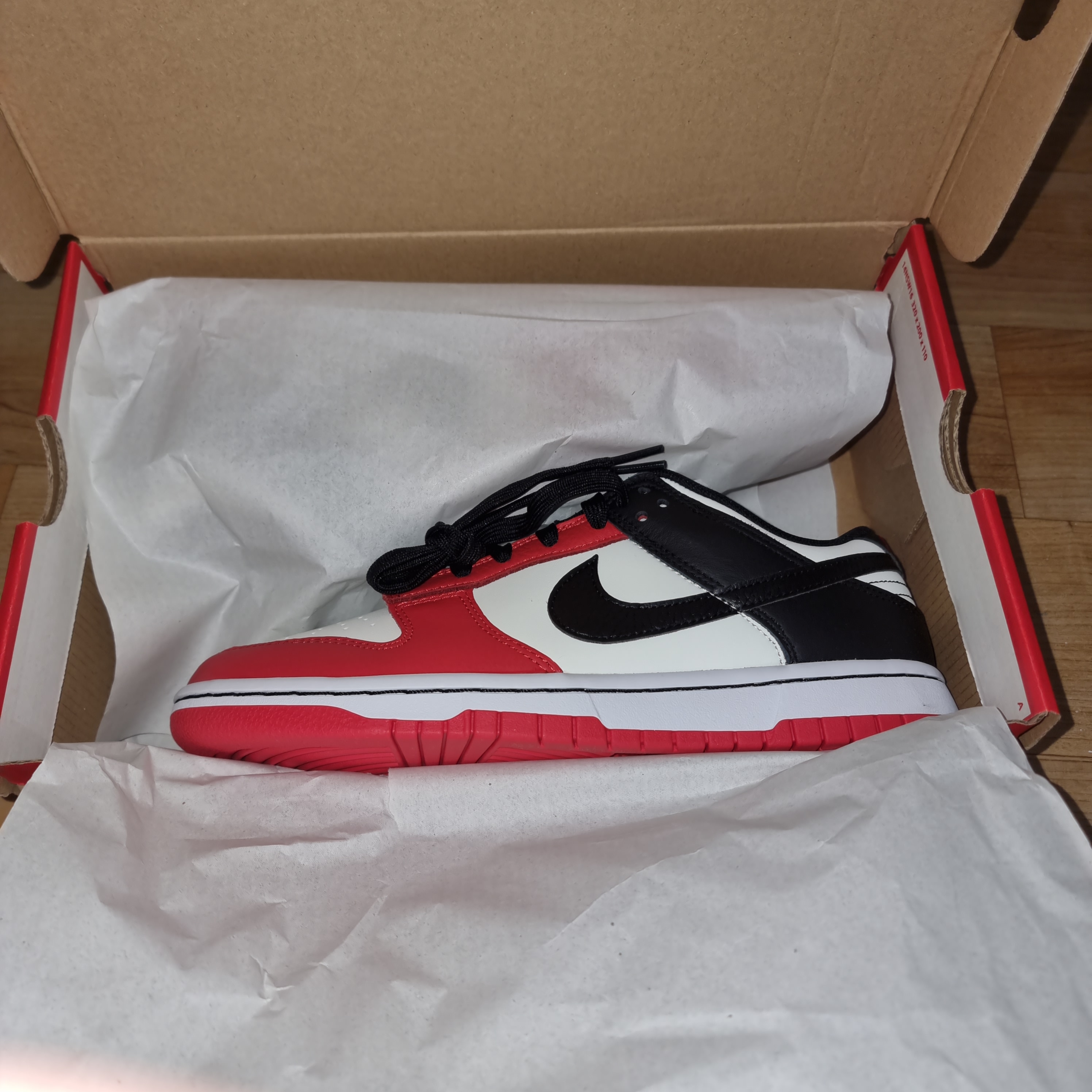 Nike x NBA Dunk Low Retro EMB Black and Chile Red 착용 스타일 - 2