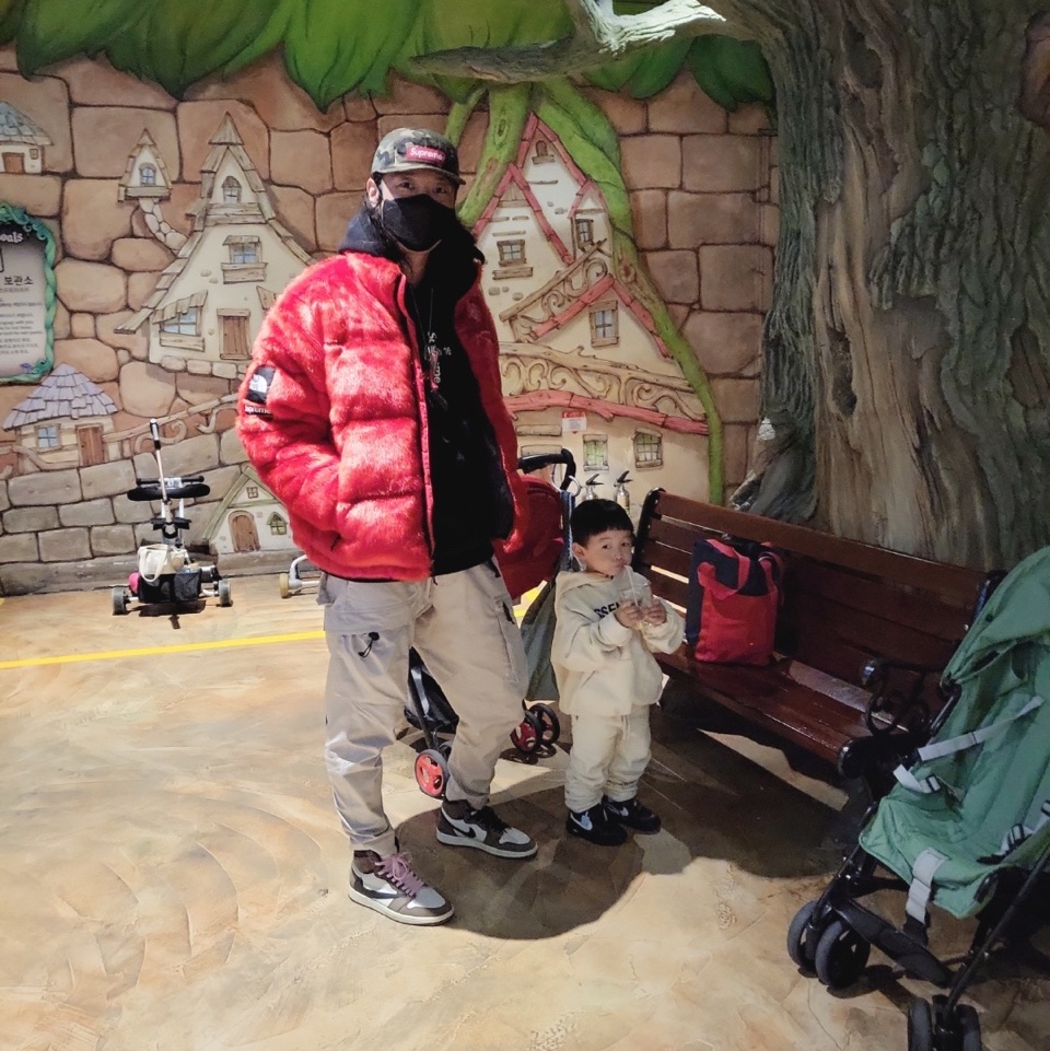 Supreme x The North Face Faux Fur Nuptse Jacket Red - 20FW 착용 스타일 - 3