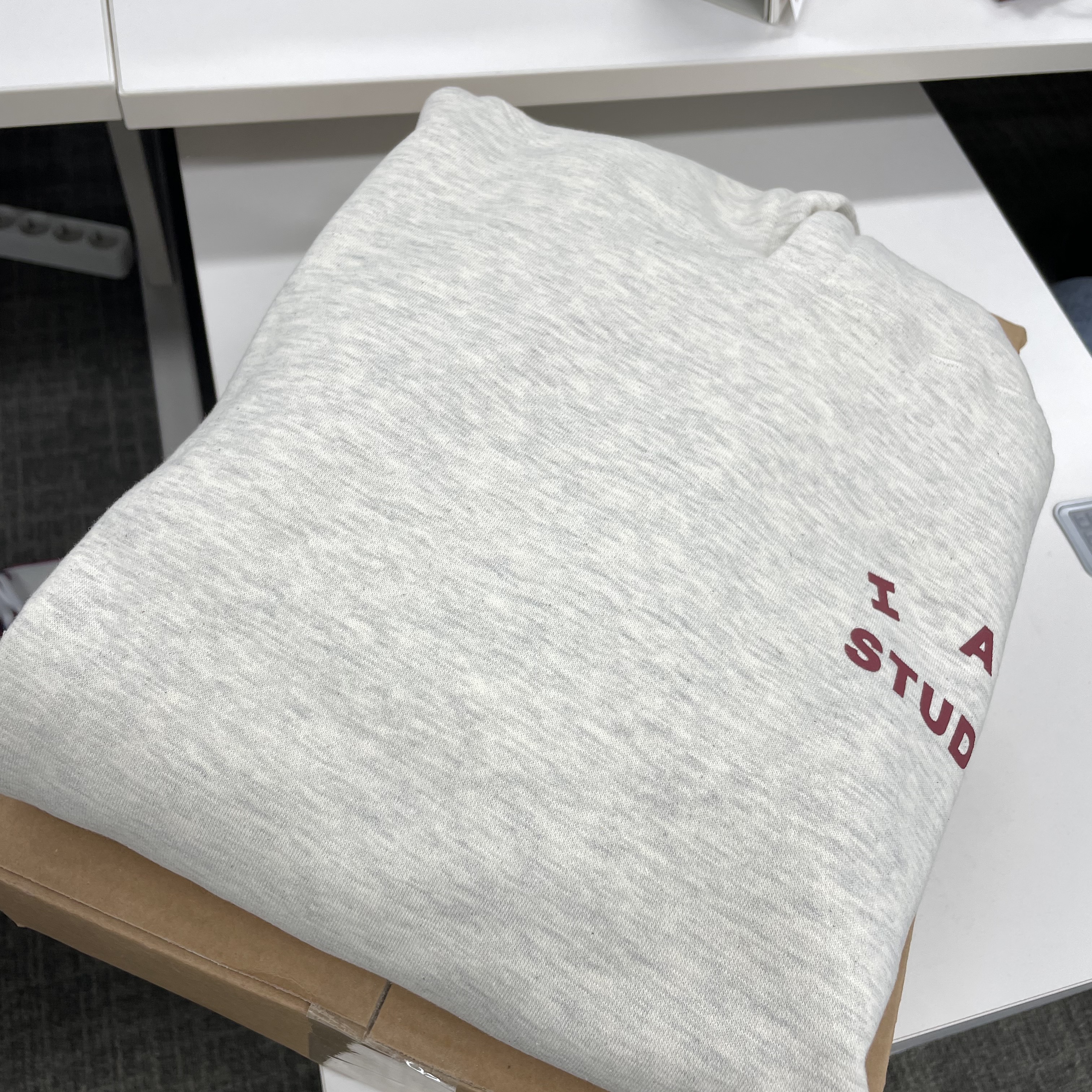 IAB Studio Hoodie Oatmeal Burgundy 착용 스타일 - 2