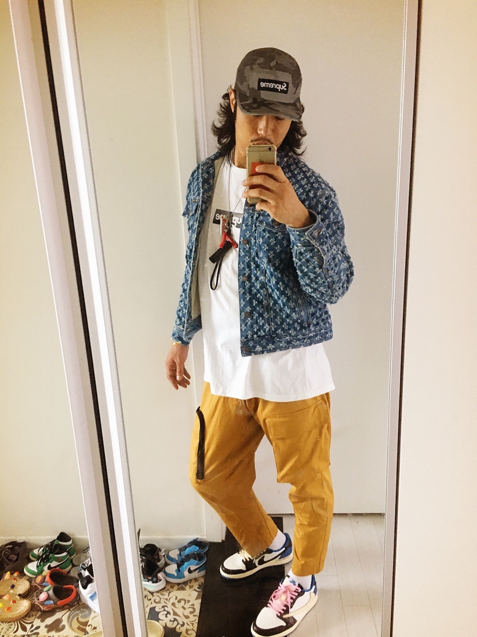 Supreme Hole Punch Denim Trucker Jacket Blue - 20SS, Jordan 1 x Travis Scott x Fragment Retro Low OG SP Military Blue 착용 스타일 - 1