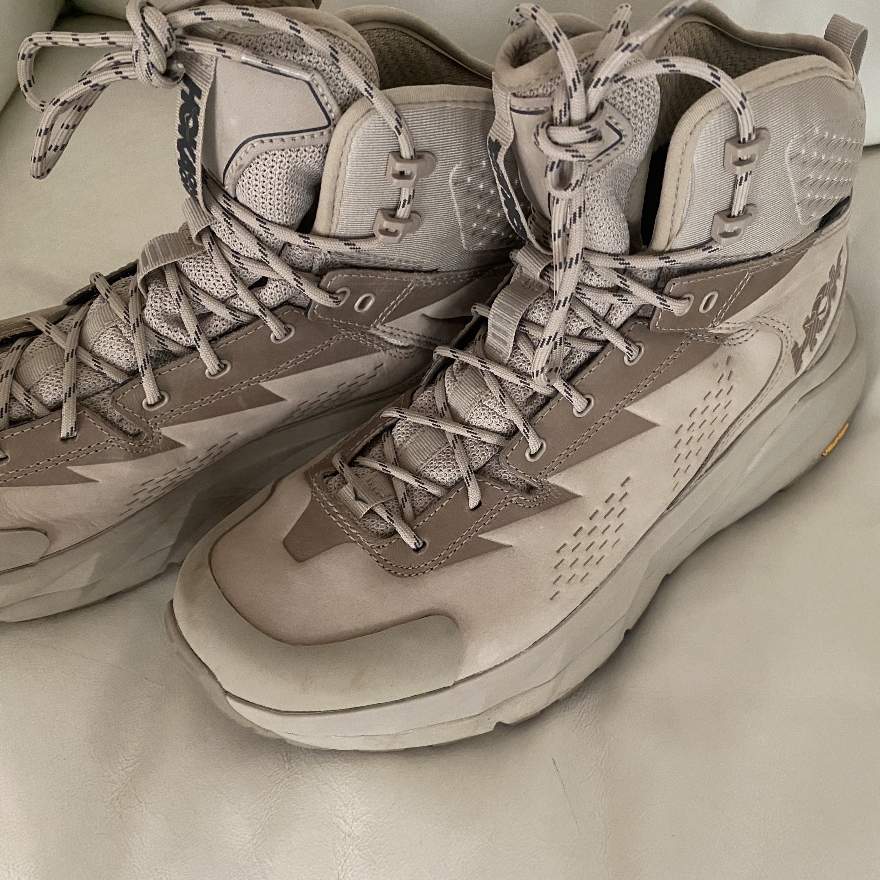 Hoka Kaha Gore-Tex Tan 착용 스타일 - 2