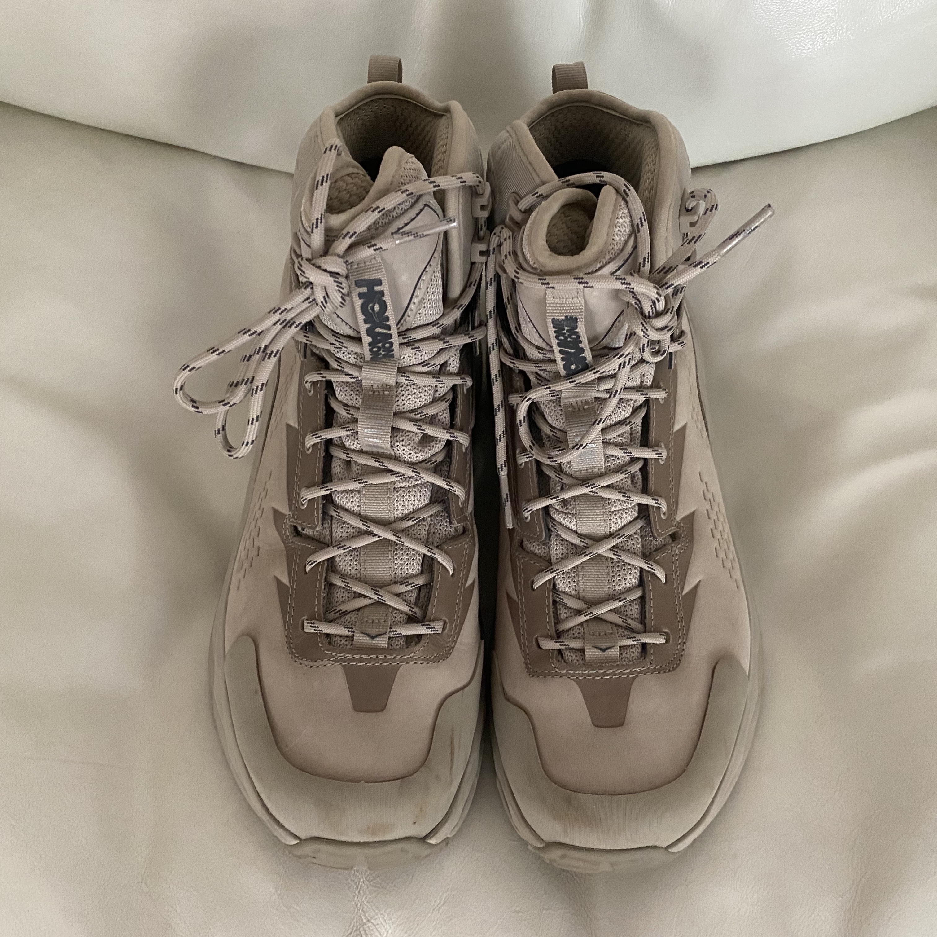 Hoka Kaha Gore-Tex Tan 착용 스타일 - 1