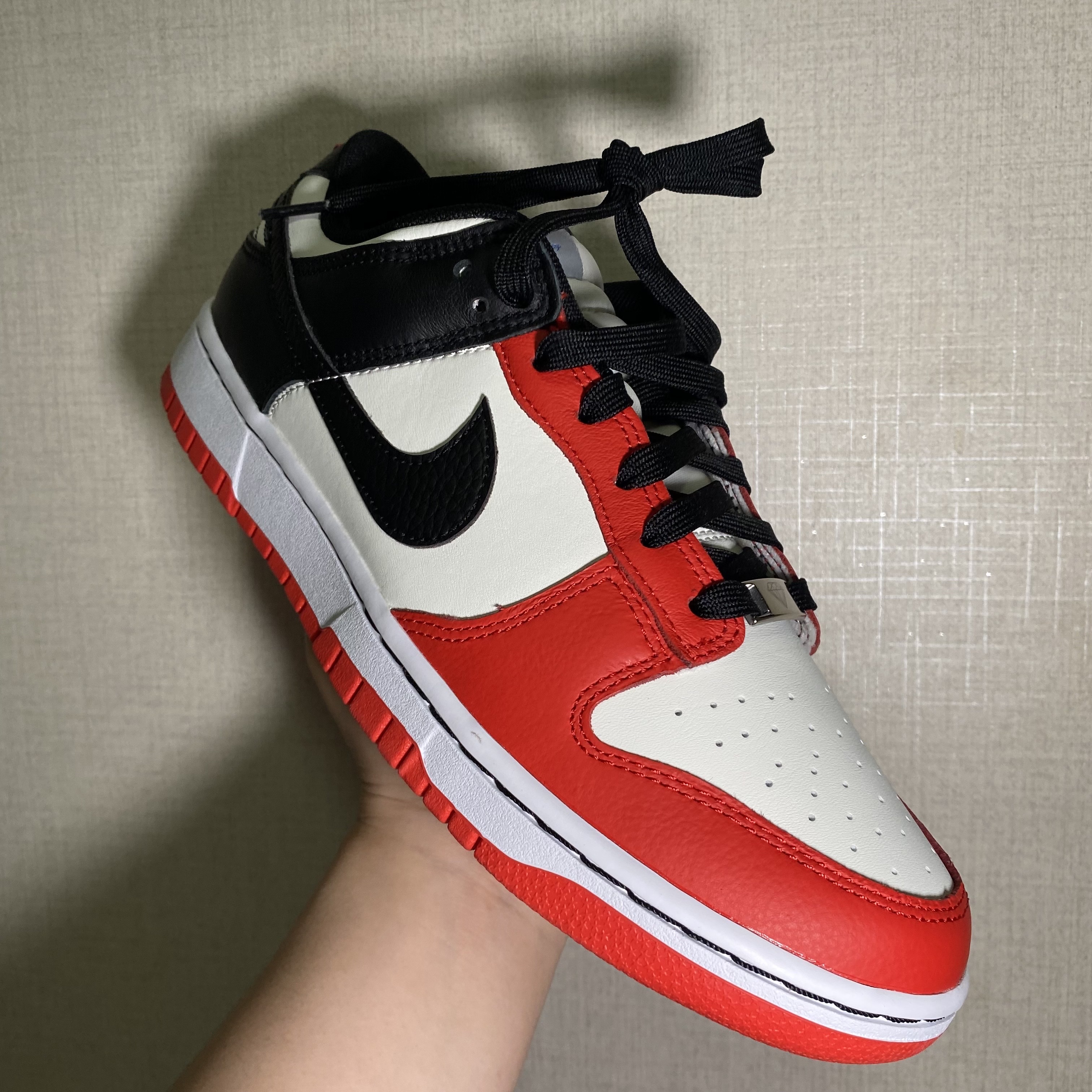Nike x NBA Dunk Low Retro EMB Black and Chile Red 착용 스타일 - 1