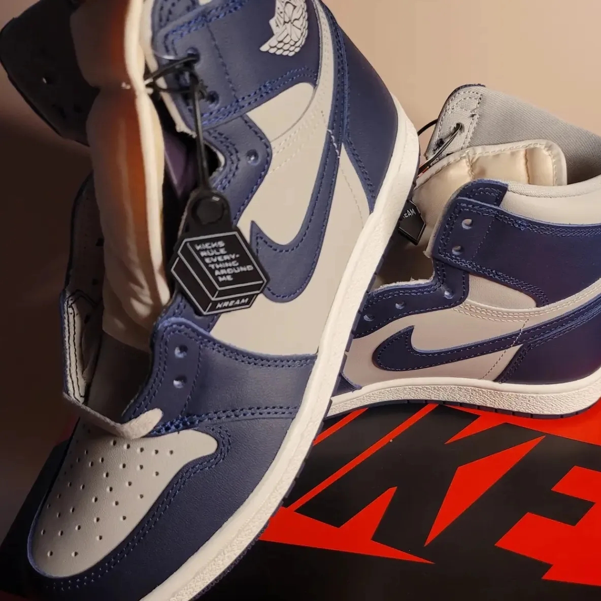 Jordan 1 High 85 College Navy, Jordan 1 Retro High OG University Blue 착용 스타일 - 1