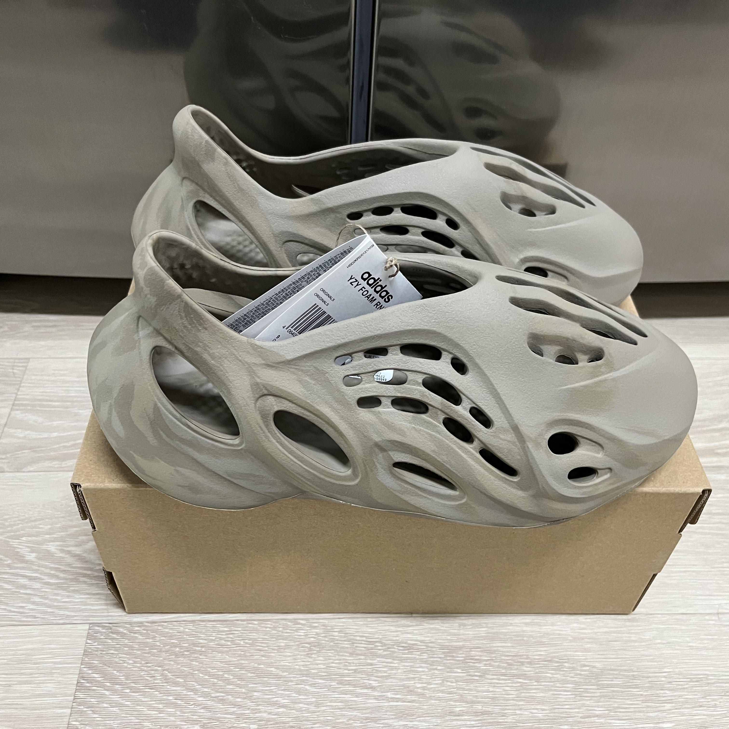Adidas Yeezy Foam RNNR Stone Sage 착용 스타일 - 2