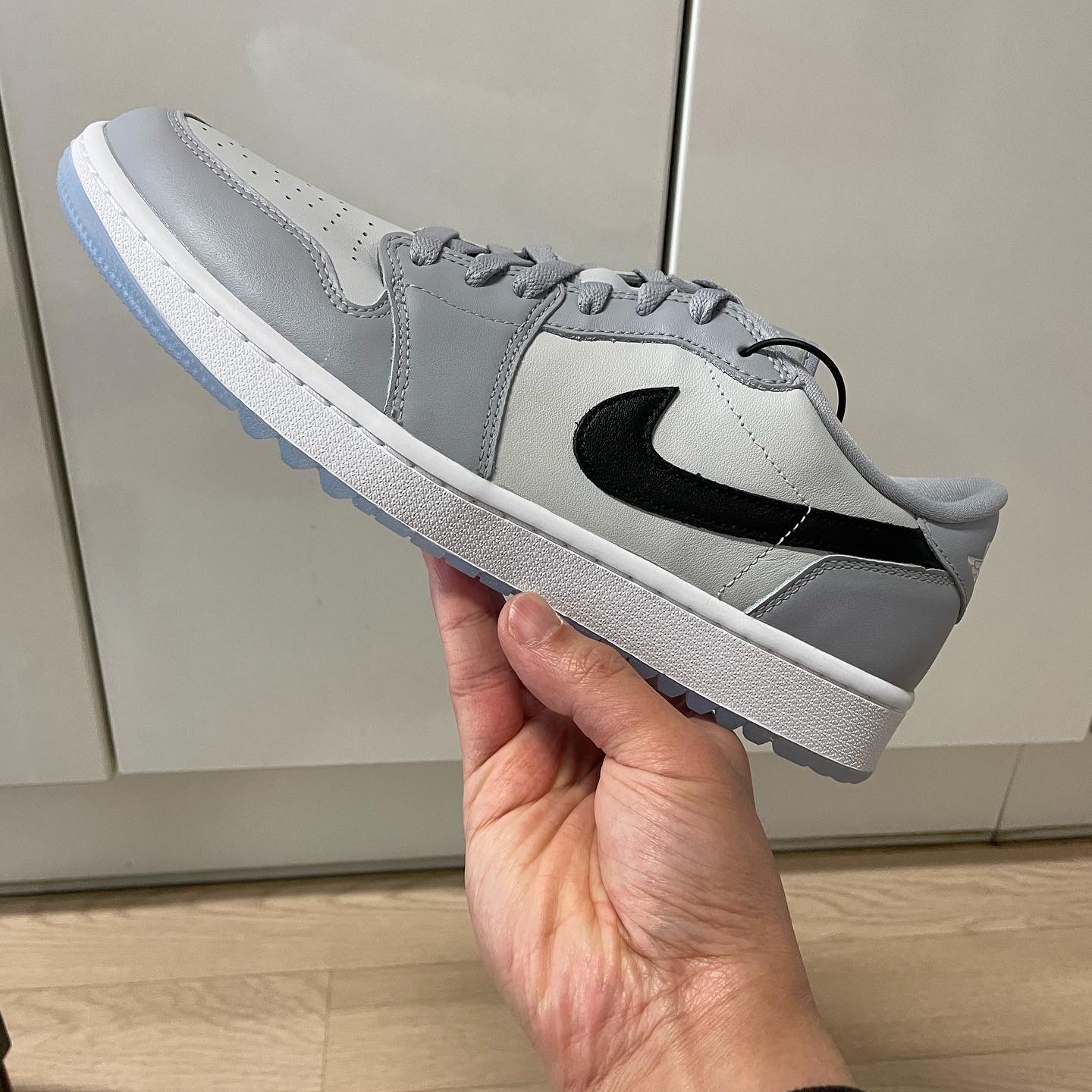 Jordan 1 Low Golf Wolf Grey 착용 스타일 - 1