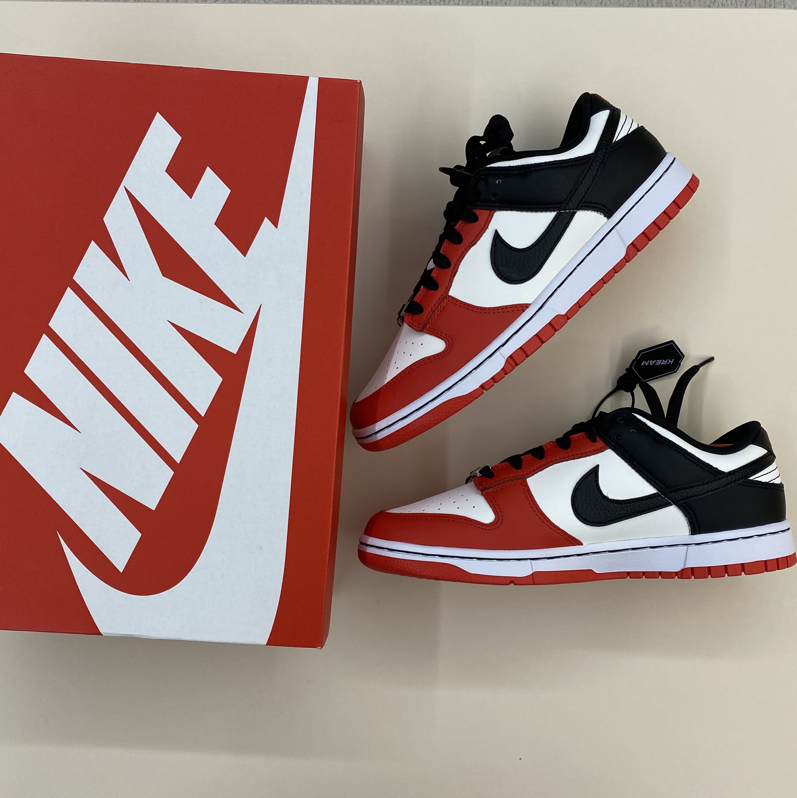 Nike x NBA Dunk Low Retro EMB Black and Chile Red 착용 스타일
