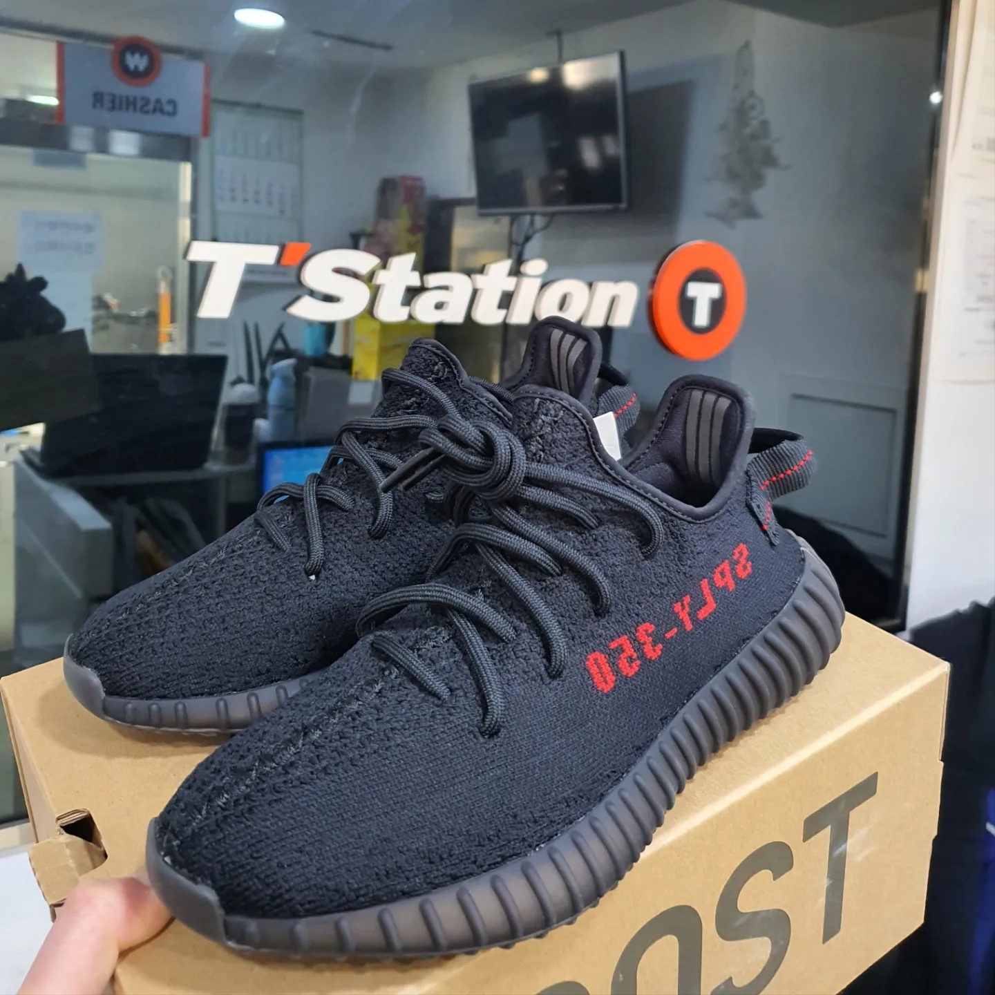 Adidas Yeezy Boost 350 V2 Black Red 2020 착용 스타일 - 2