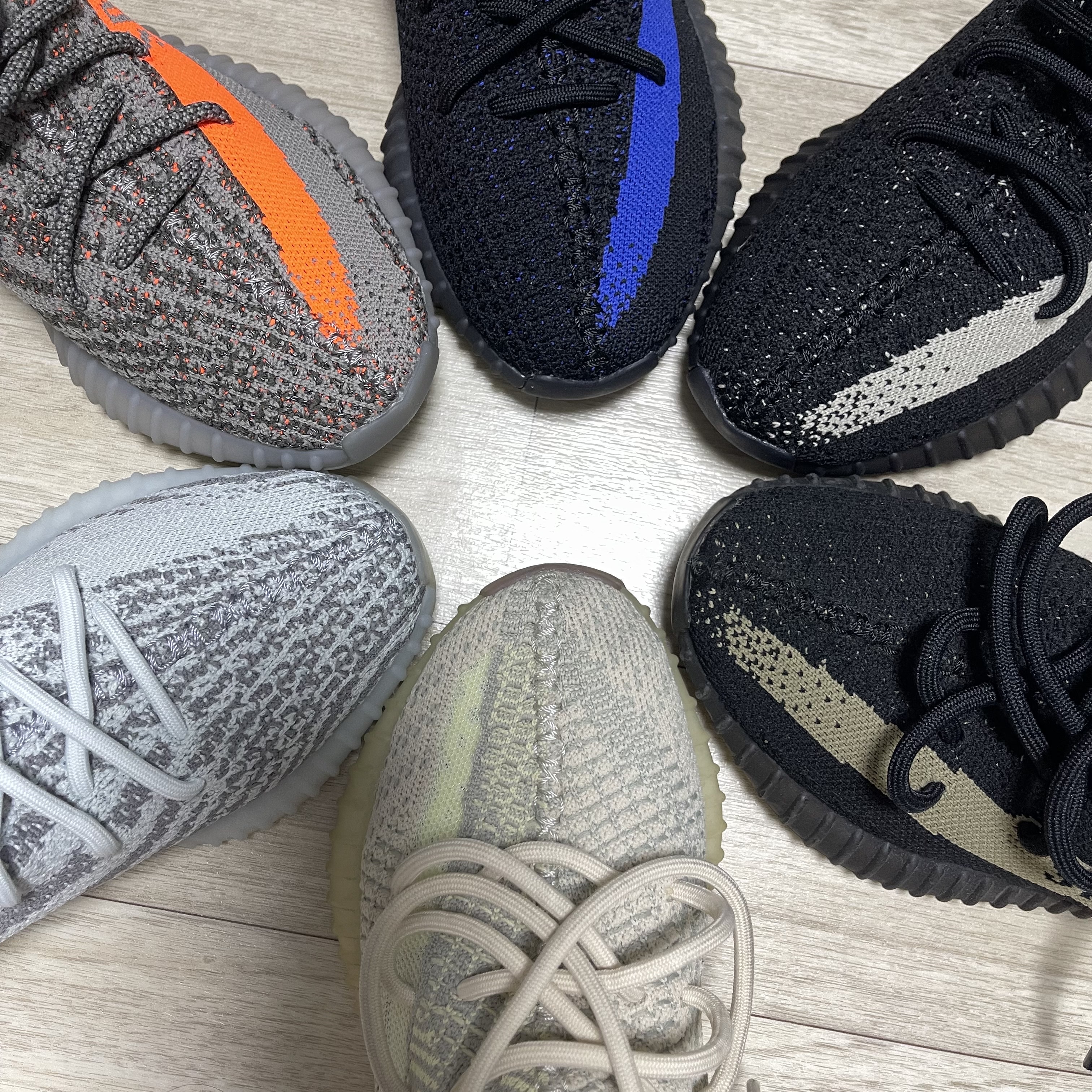 Adidas Yeezy Boost 350 V2 Core Black White 2022, Adidas Yeezy Boost 350 V2 Core Black Green 착용 스타일 - 2