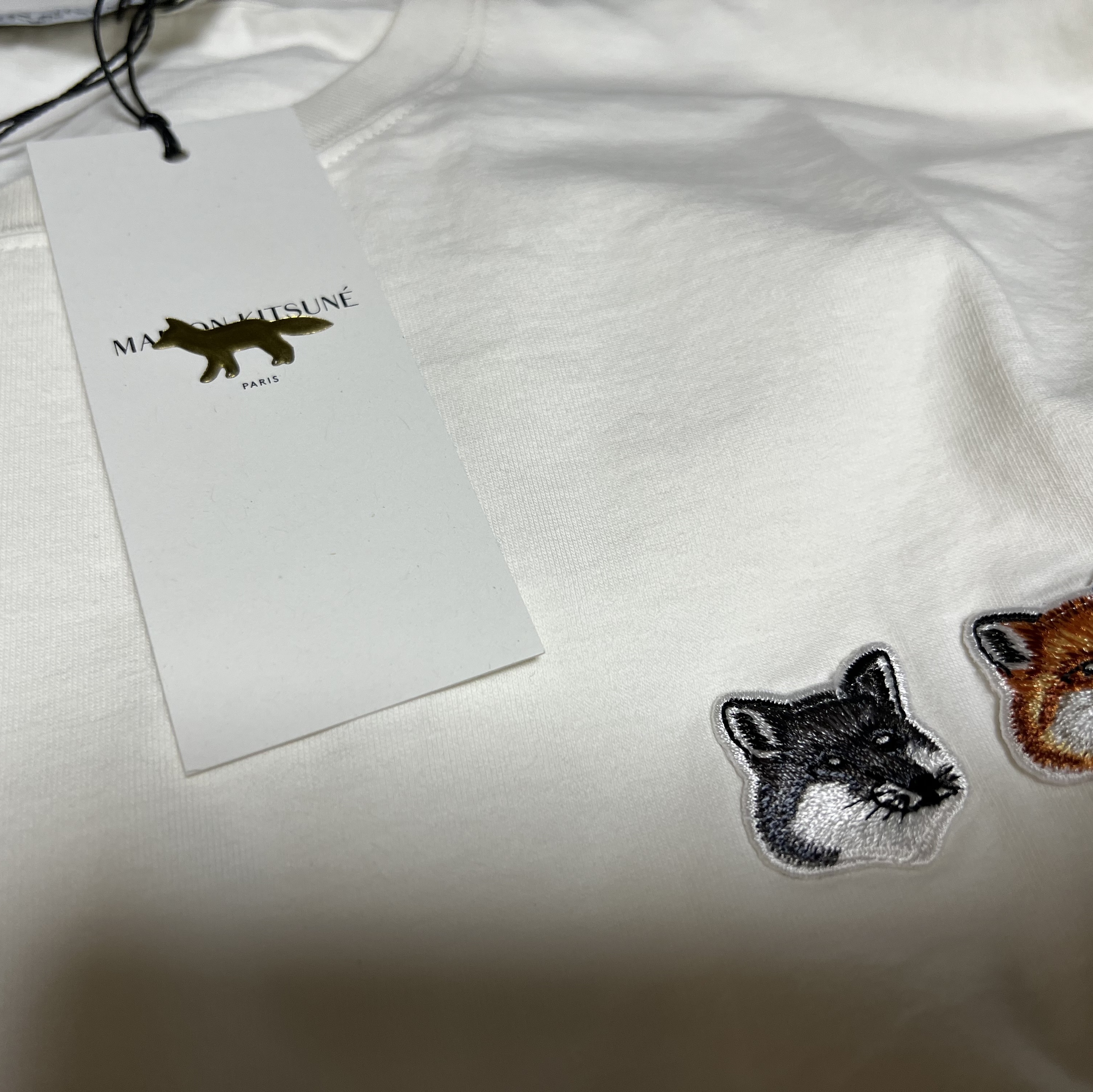 Maison Kitsune Double Fox Head Patch Classic T-Shirt Latte 착용 스타일