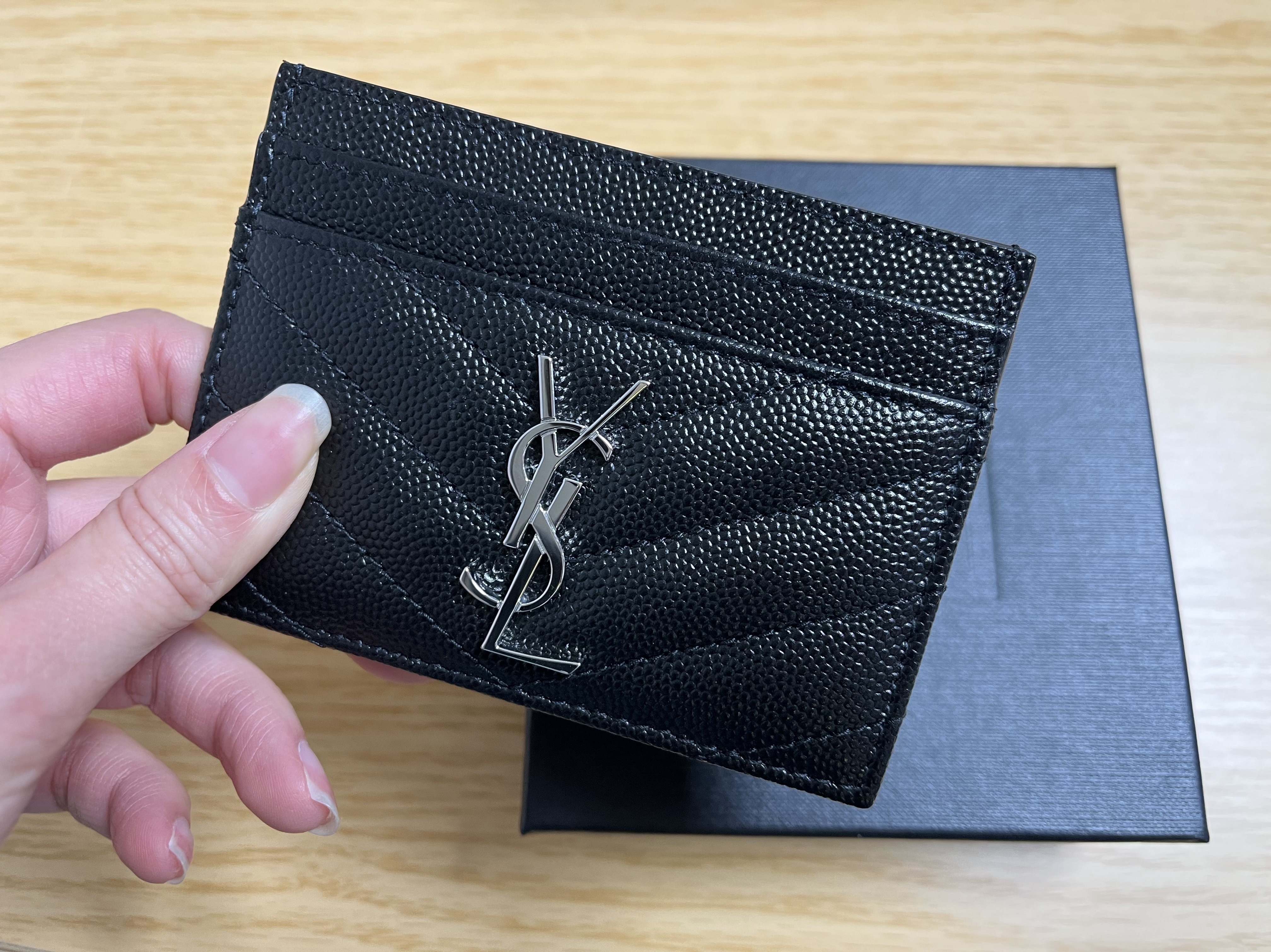 Saint Laurent Cassandre Matelasse Card Case in Grain De Poudre Embossed Leather Black 착용 스타일