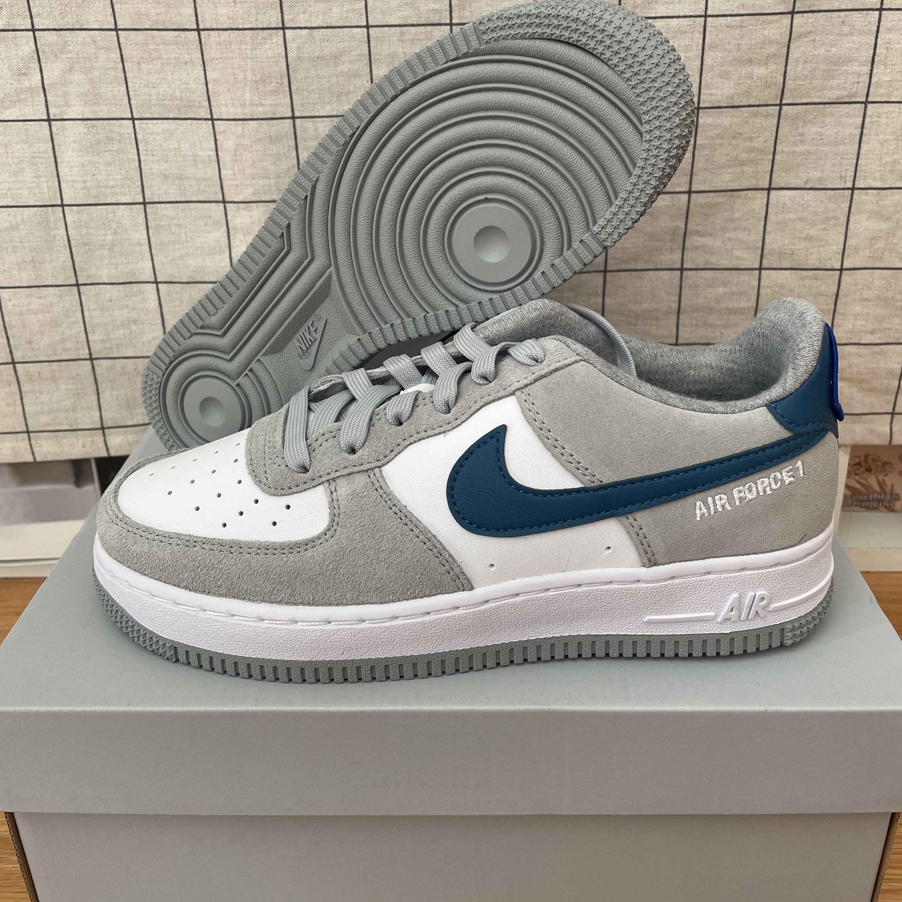 (GS) Nike Air Force 1 LV8 Athletic Club Light Smoke Grey Marina 착용 스타일