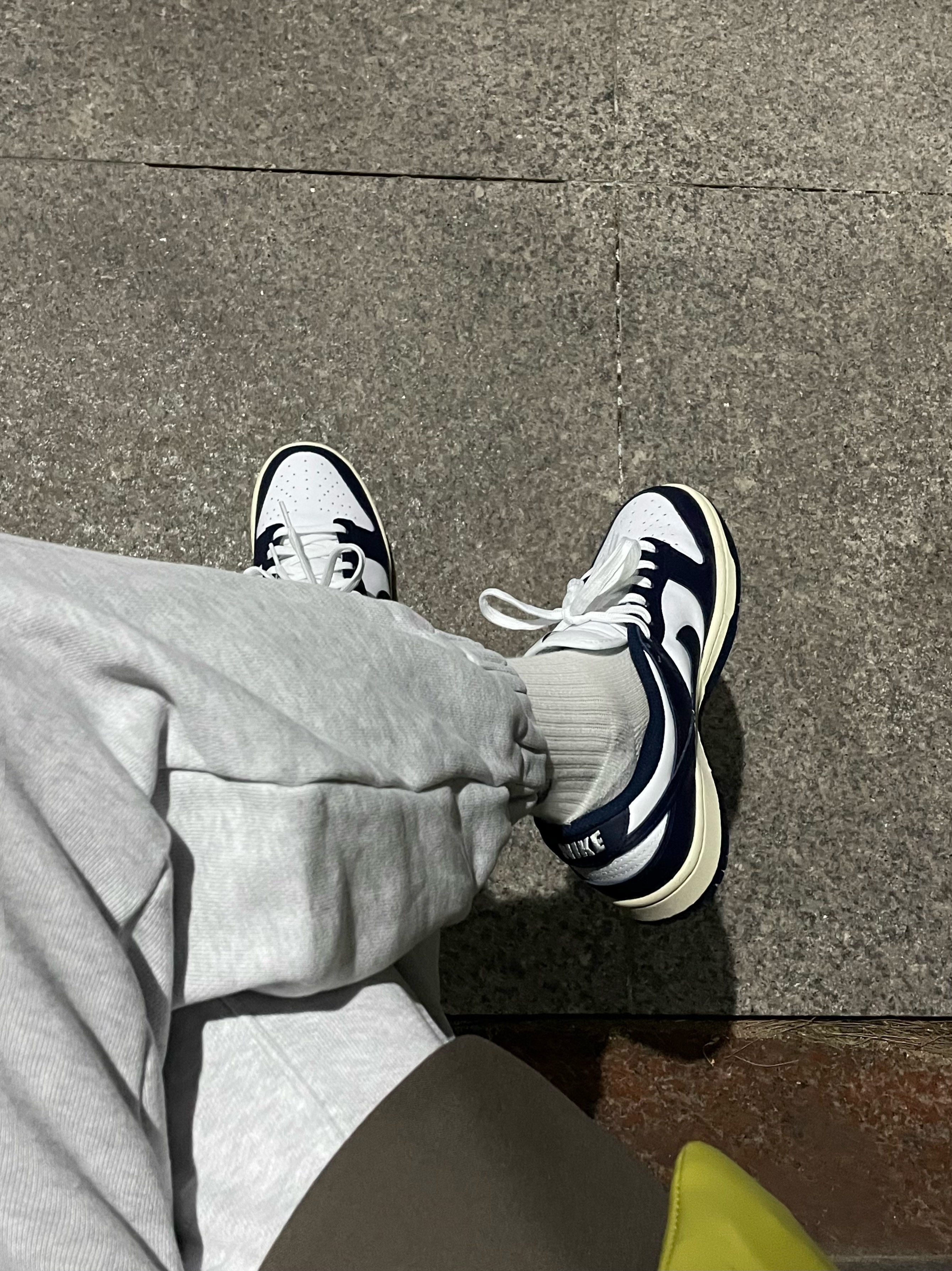 (W) Nike Dunk Low Vintage Midnight Navy 착용 스타일 - 1